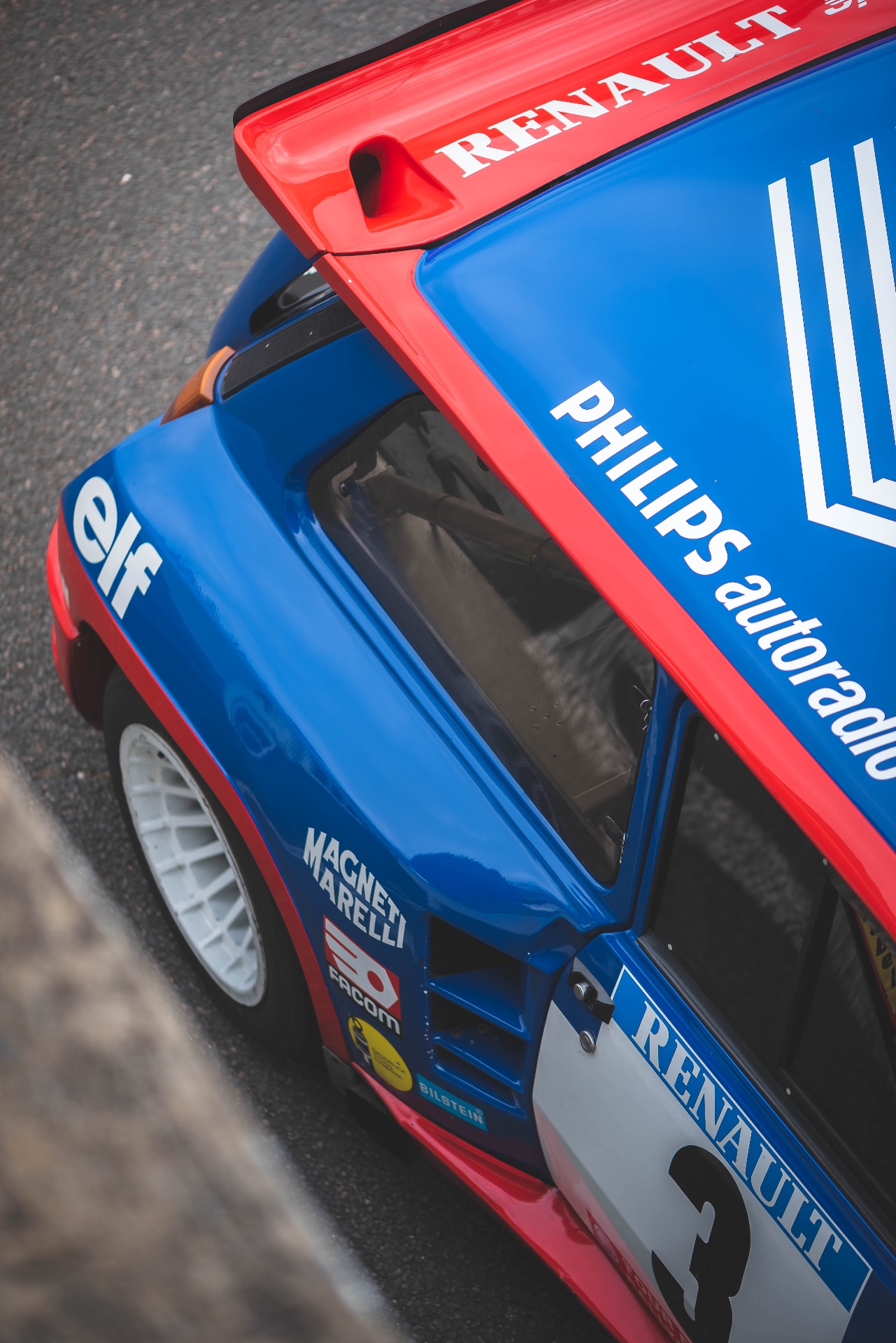 Aileron rouge de la Renault 5 Maxi Turbo Philips