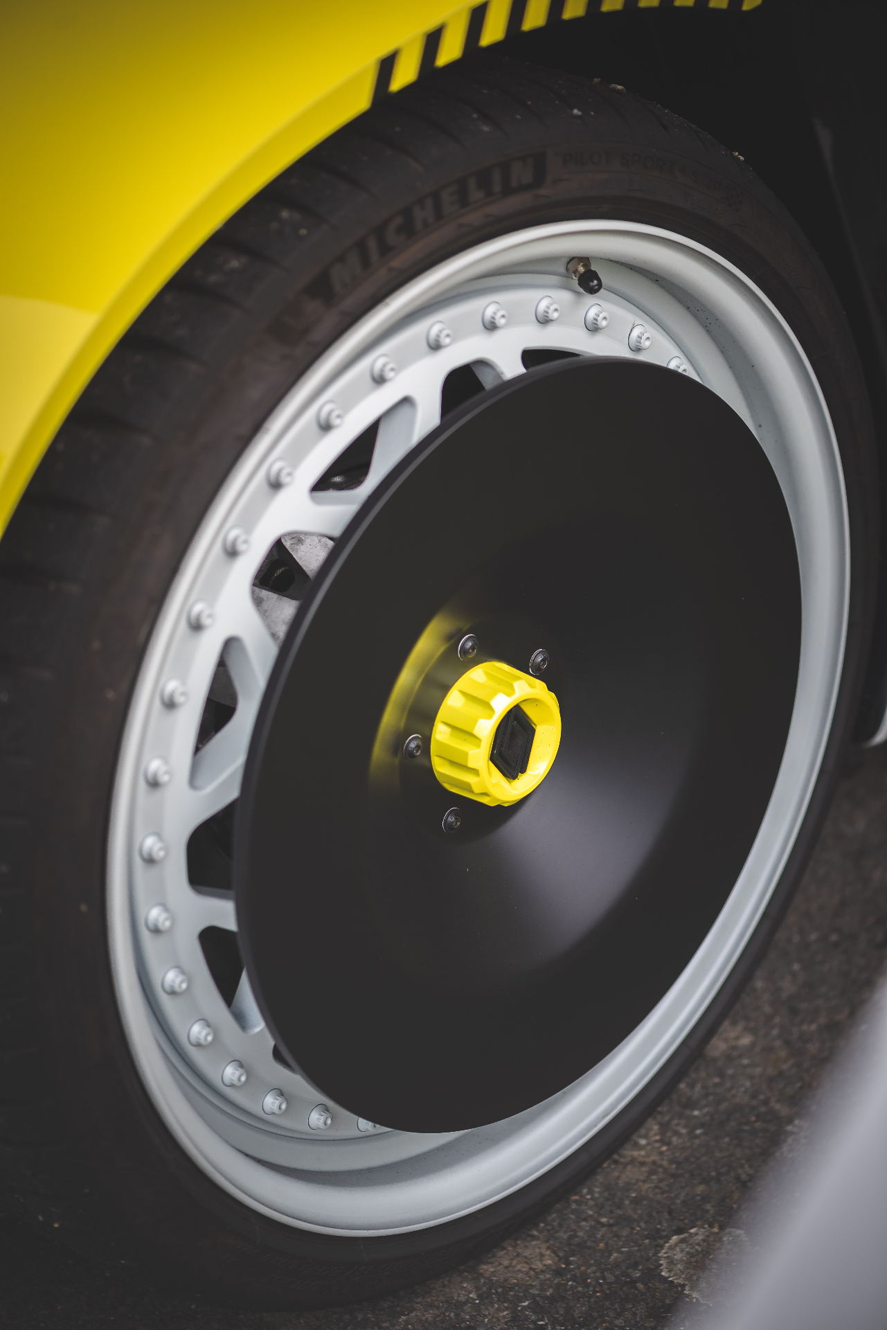 Jante de la R5 Turbo 3E avec écrou central jaune