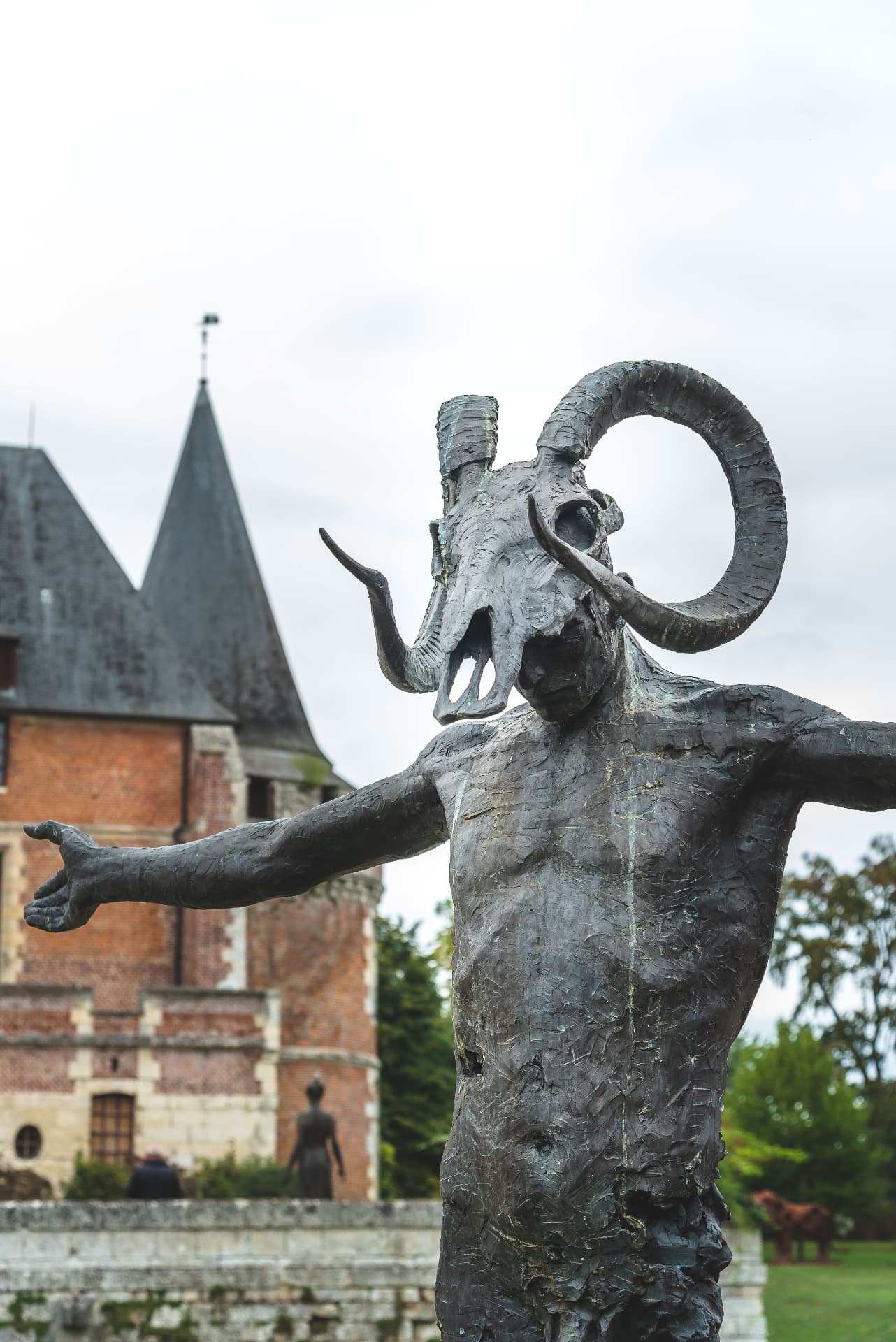 Statue cornue devant une église