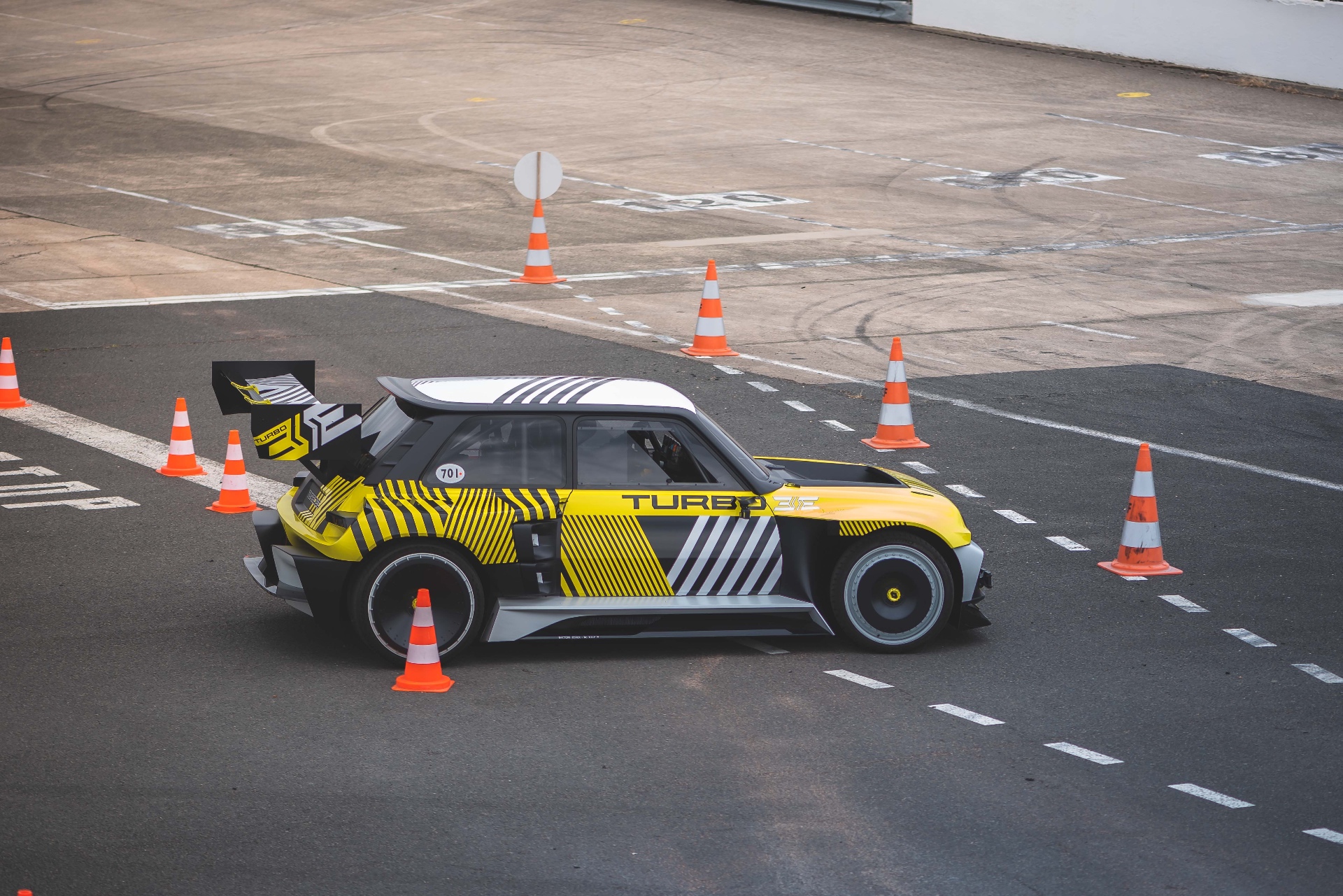 Renault 5 Turbo 3E en slalom sur l'anneau de Montlhéry