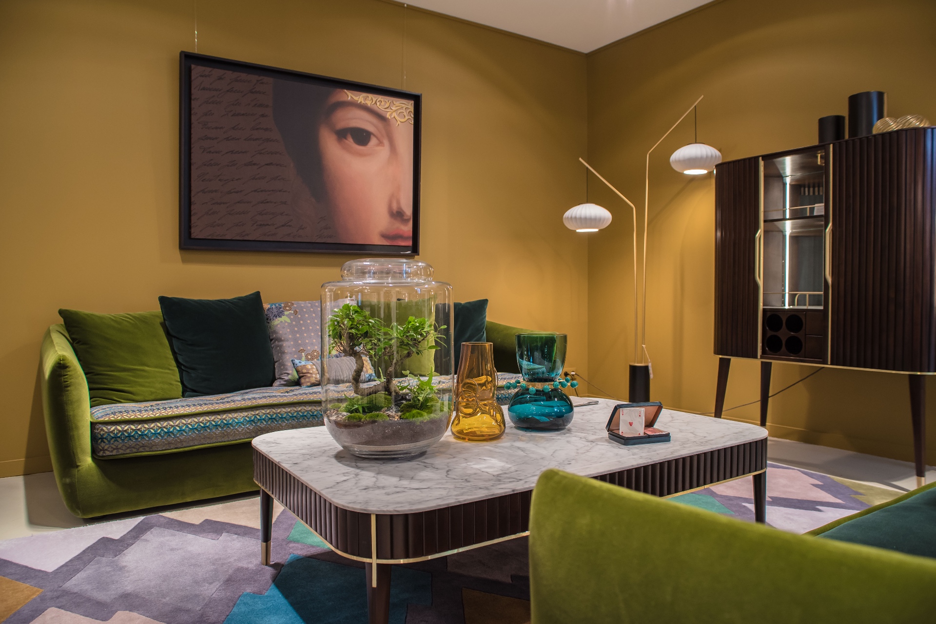 Salon aux murs ocres — velours vert, marbre et portrait encadré