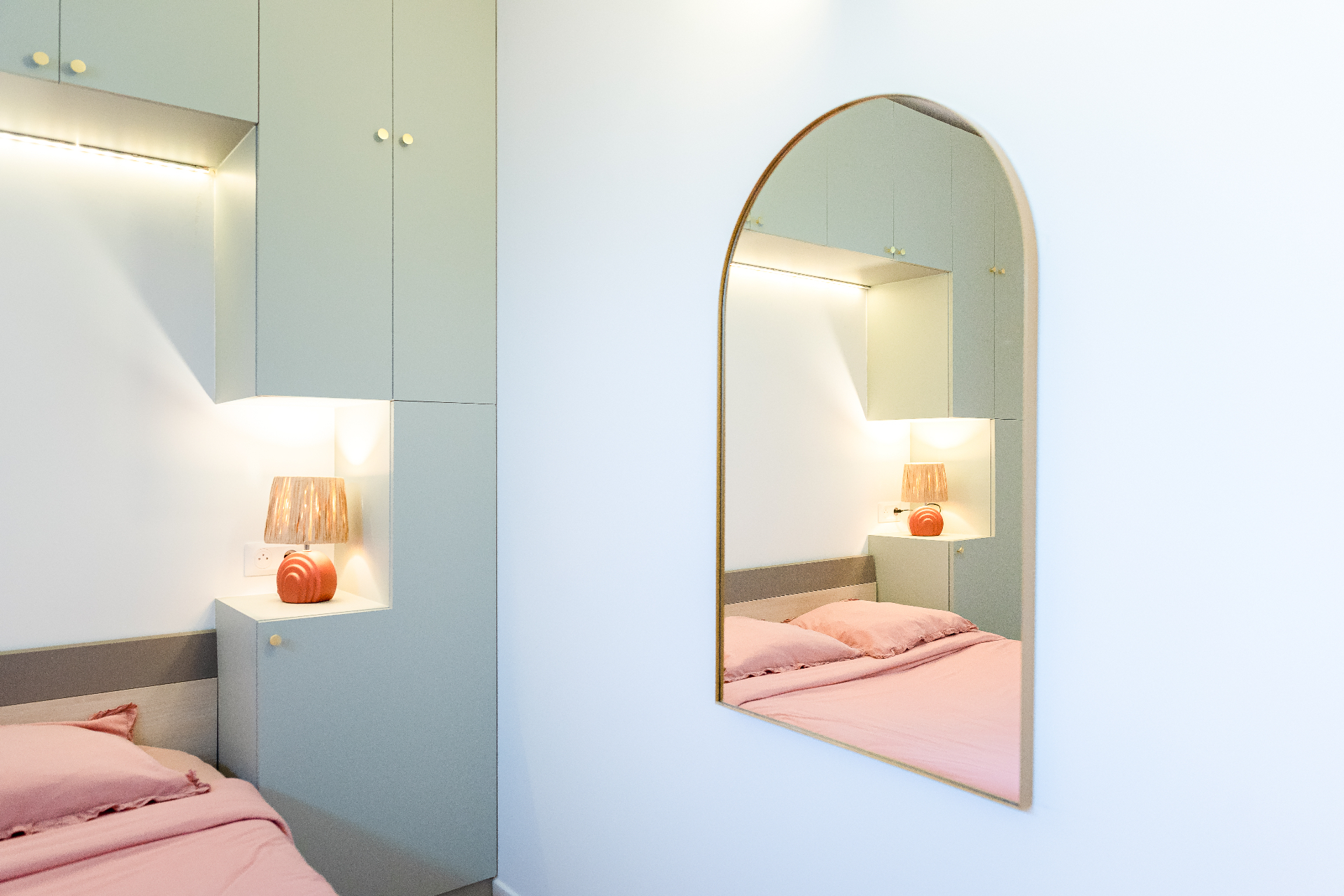 Chambre — miroir arche, lampe corail, lumière douce