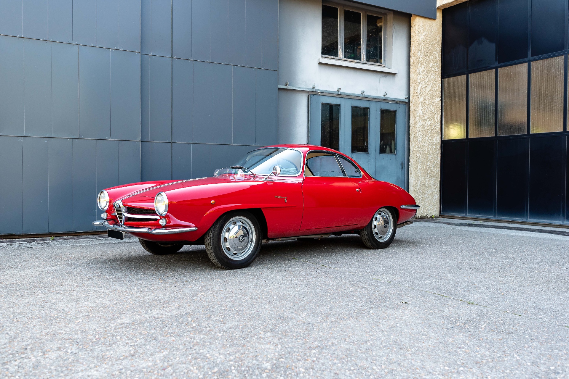 Alfa Romeo Giulietta Sprint Speciale 1300 rouge devant atelier
