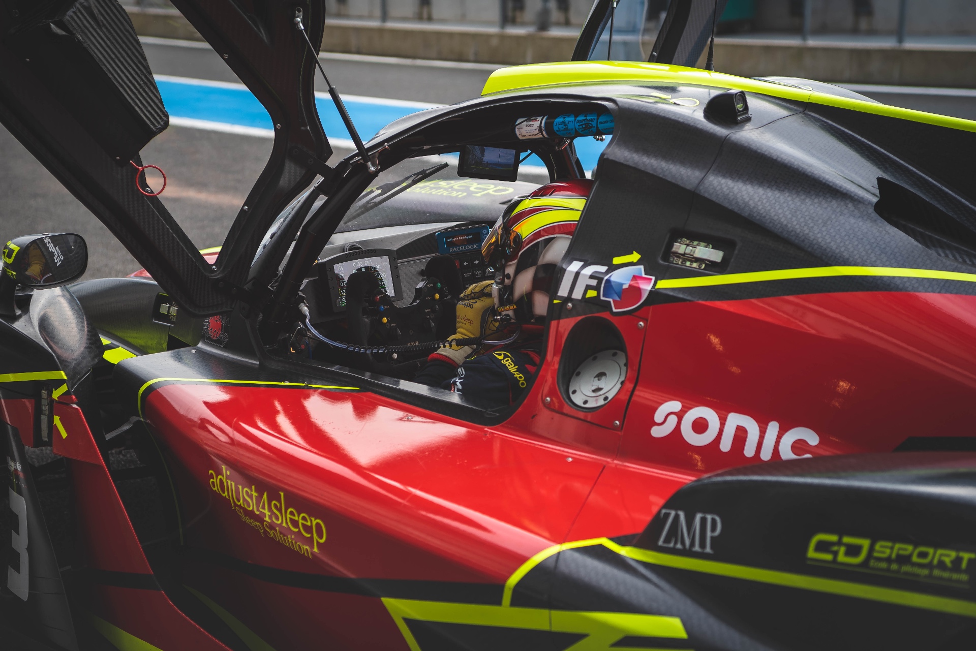 Yann Zimmer installé dans le cockpit, portes ouvertes en pitlane
