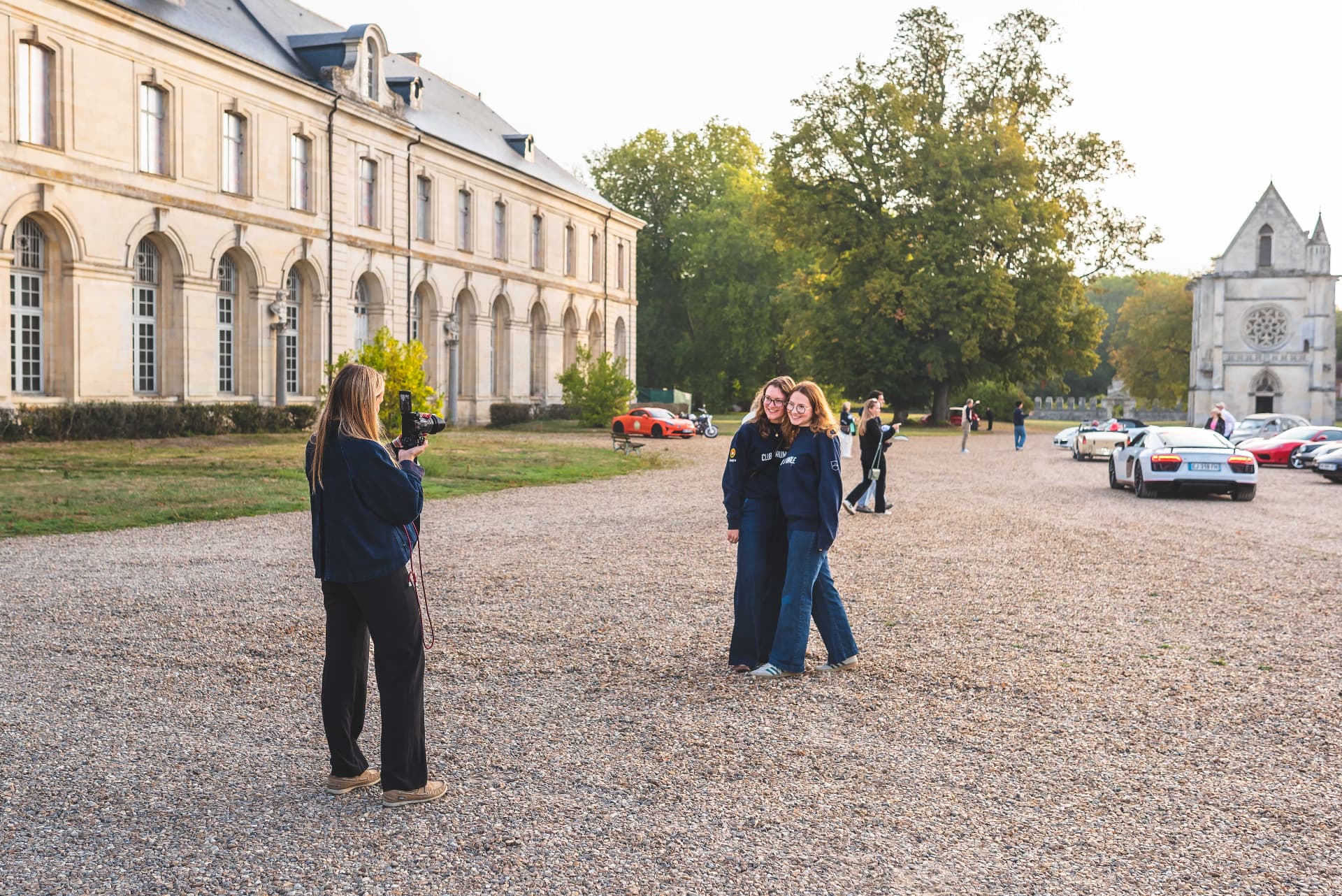 Participants et automobiles réunis dans le domaine