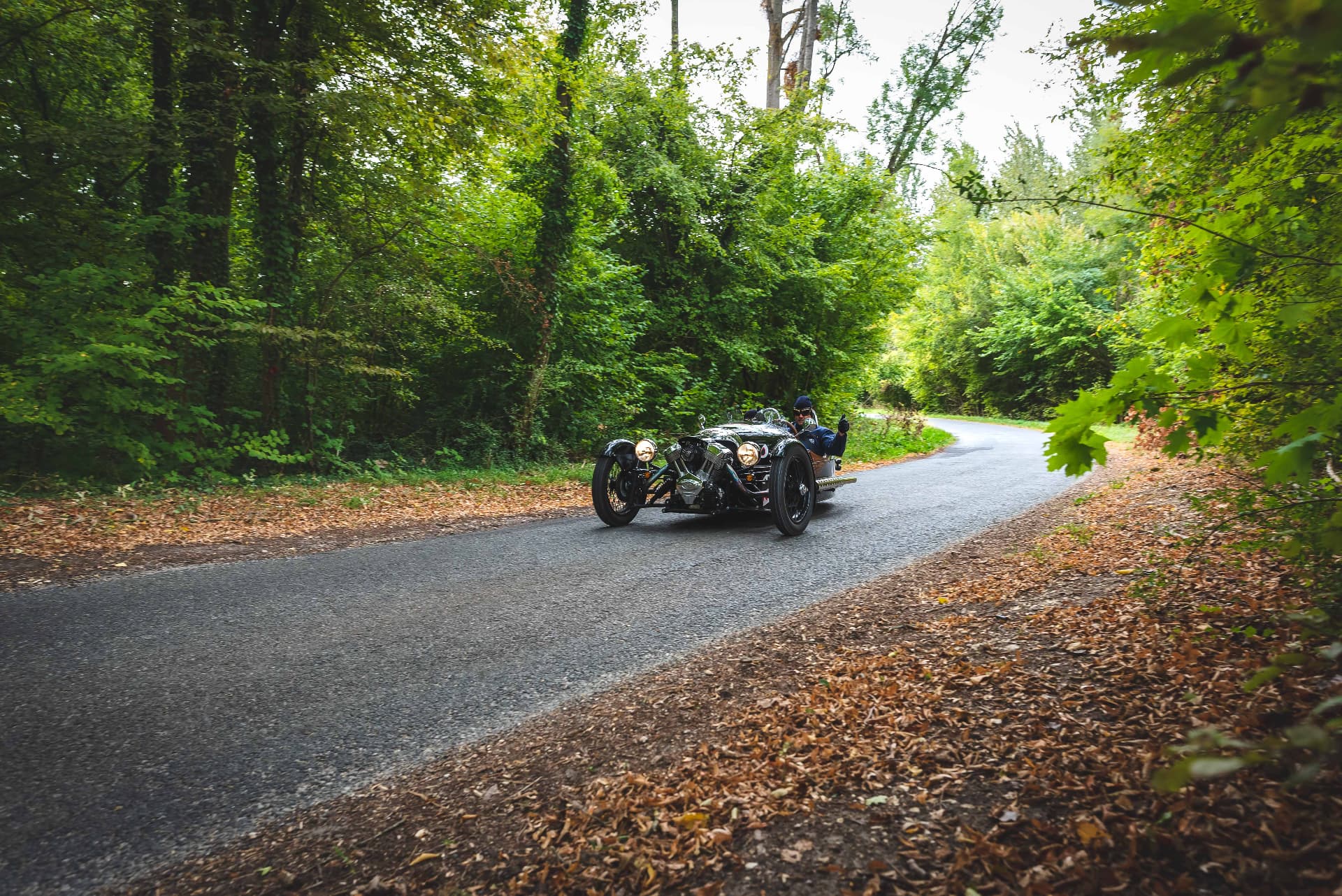 Trois-roues sur une route forestière