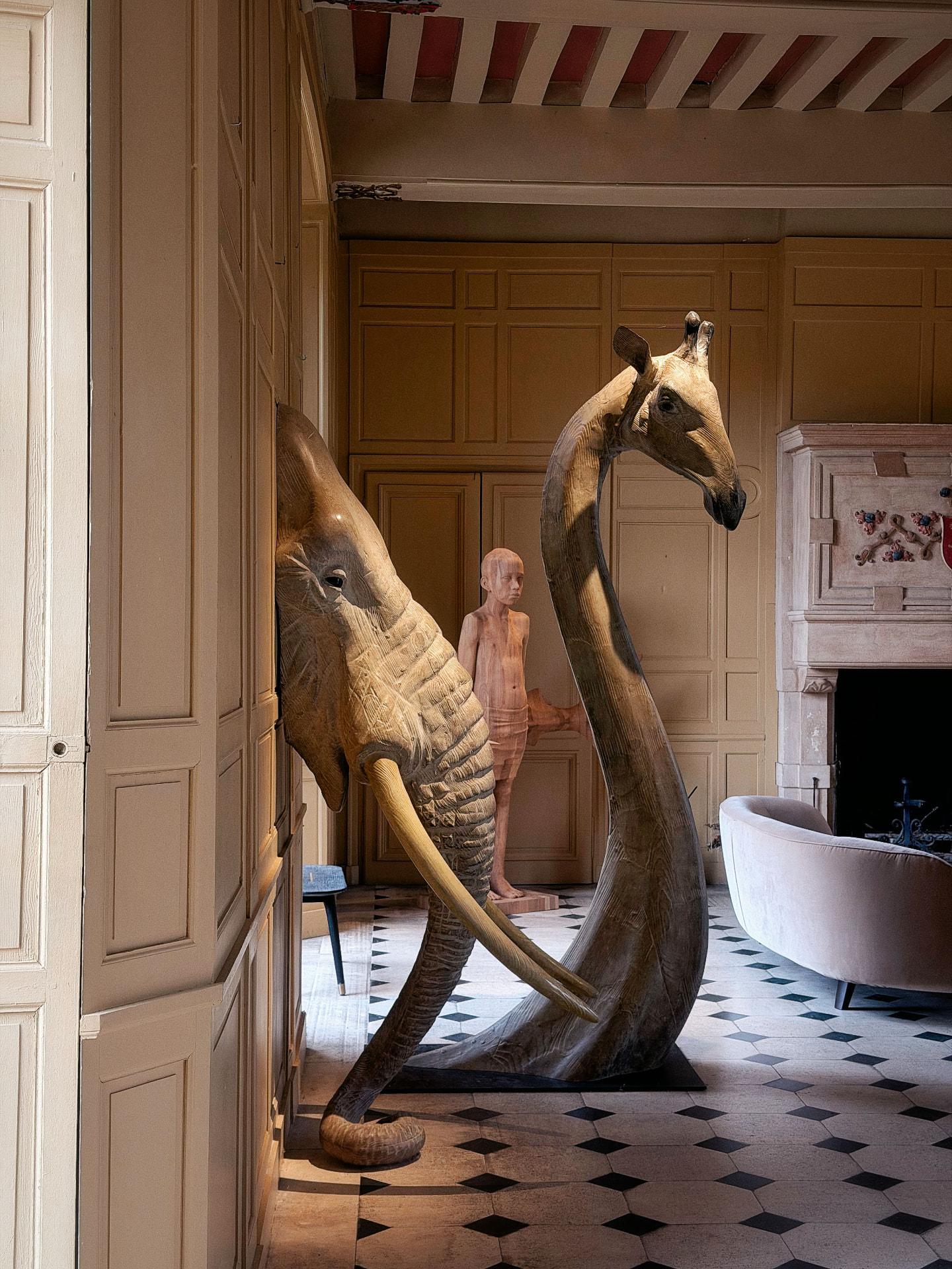 Éléphant et girafe sculptés dans un salon du château