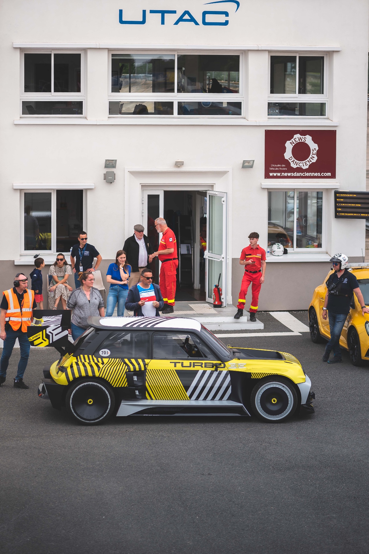 Renault 5 Turbo 3E dans le paddock devant le bâtiment UTAC de Montlhéry