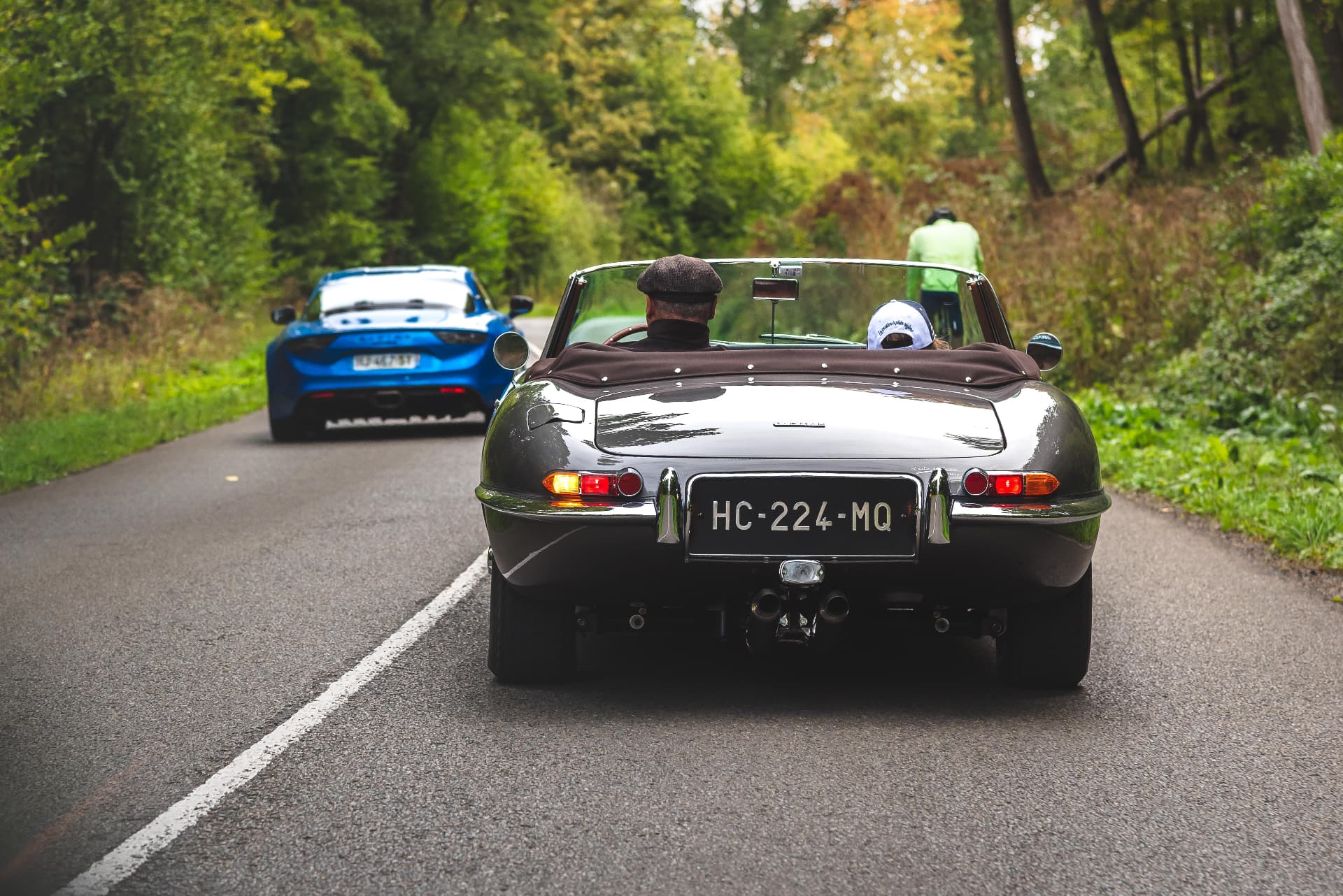 Jaguar ancienne suivant une Alpine bleue