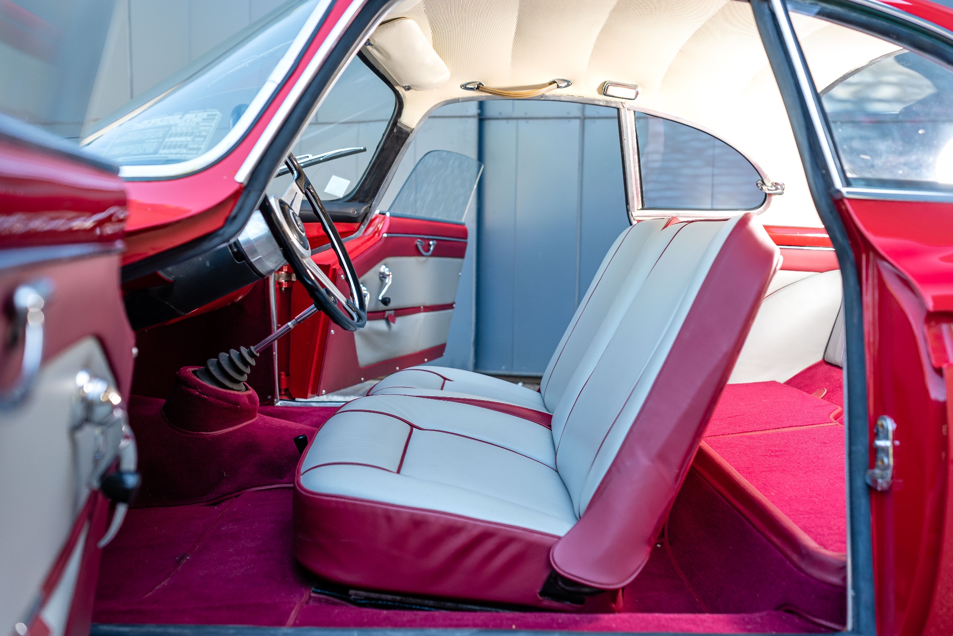 Habitacle Alfa Romeo Sprint Speciale, sellerie ivoire et bordeaux