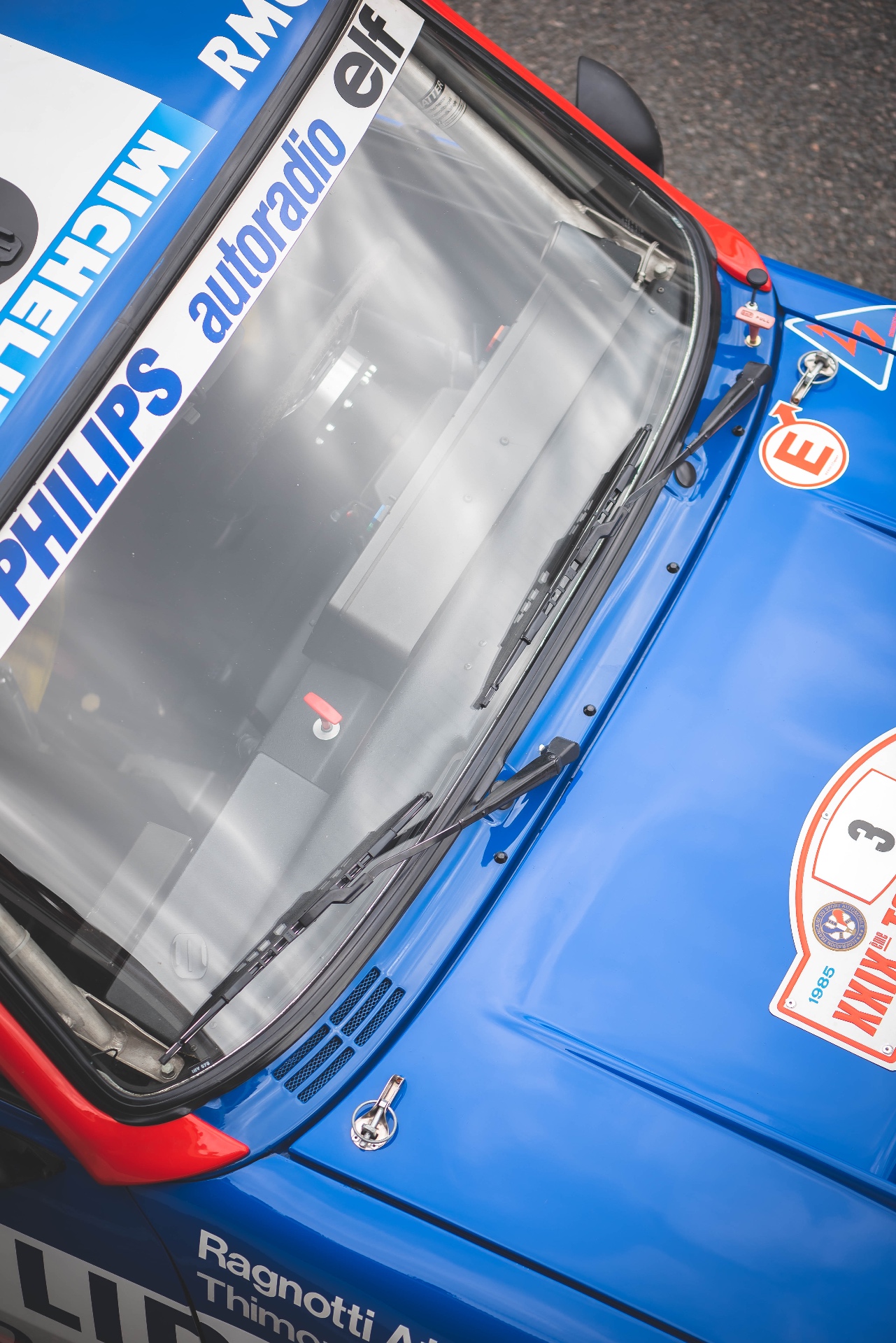 Reflet dans le pare-brise de la Renault 5 Maxi Turbo