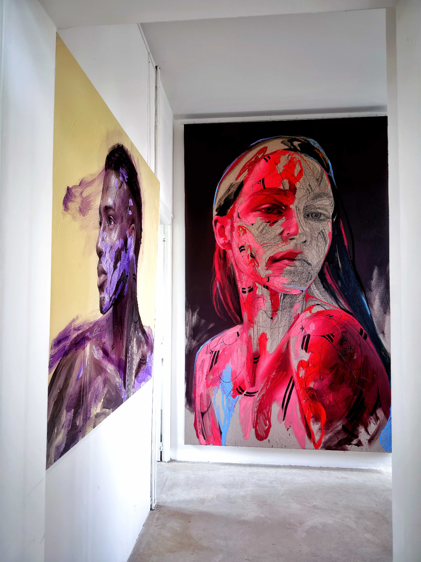 Deux œuvres de HOPARE dans un couloir