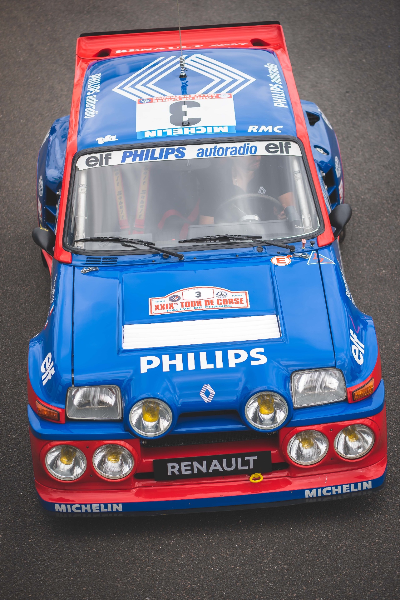 Renault 5 Maxi Turbo vue avant plongeante en piste