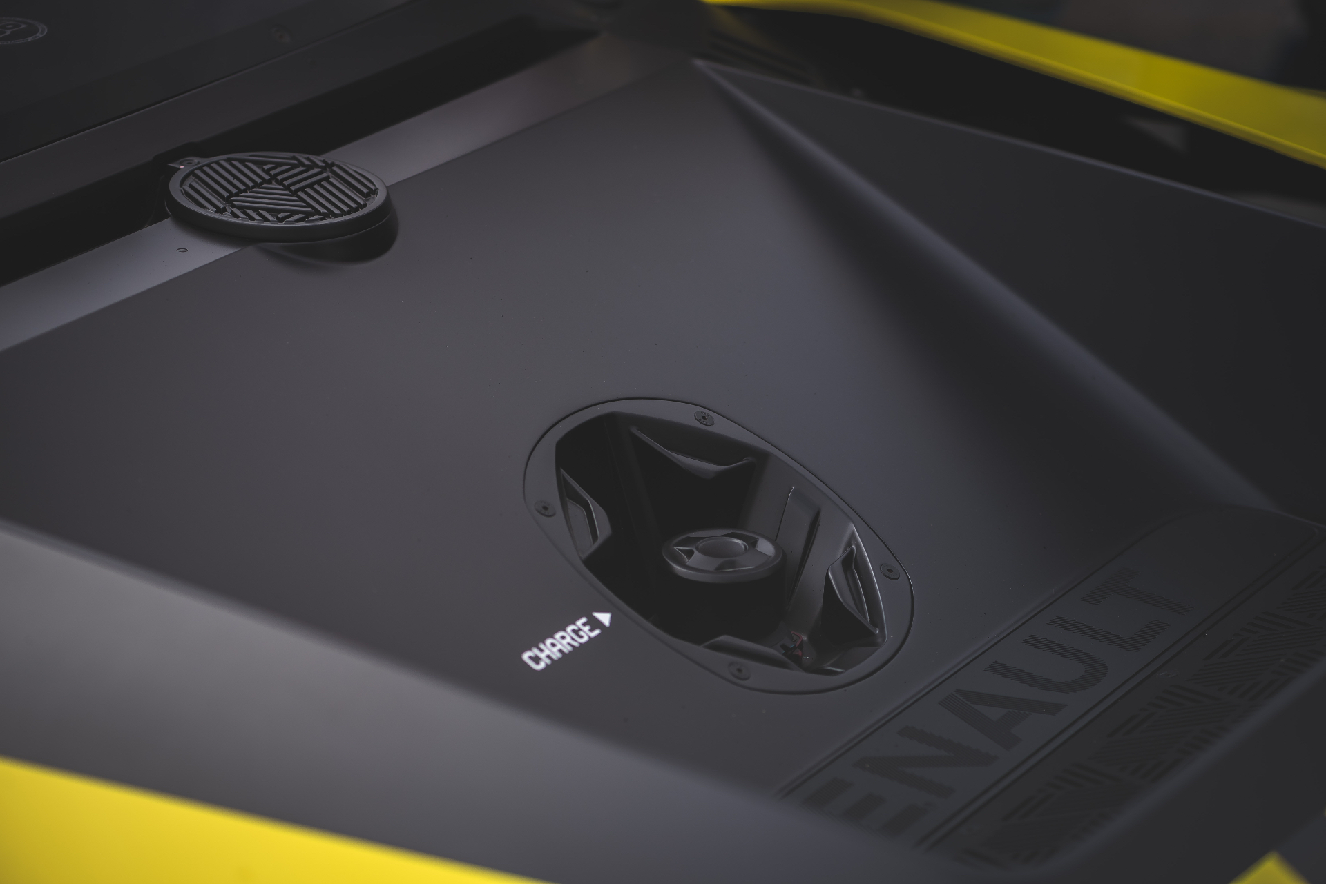 Trappe de charge CHARGE sur la carrosserie de la Renault 5 Turbo 3E
