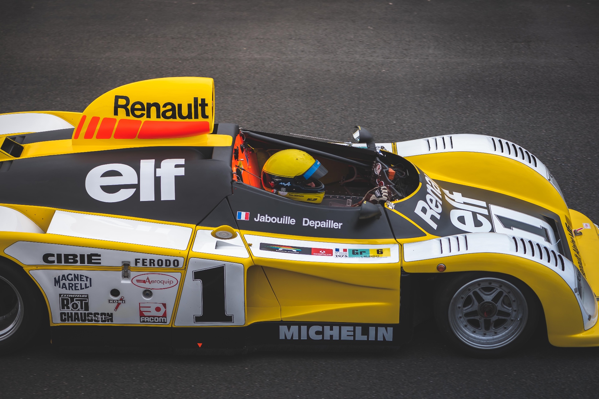 Alpine A442 Gordini vue de profil, pilote au volant, aileron Renault