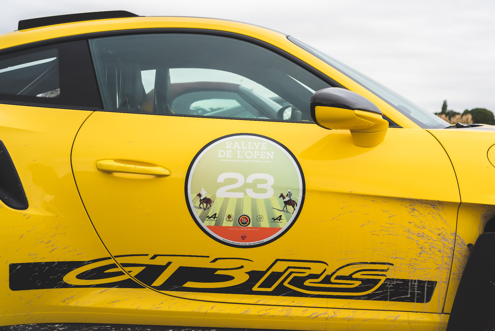 Détail de la portière d'une Porsche jaune GTS