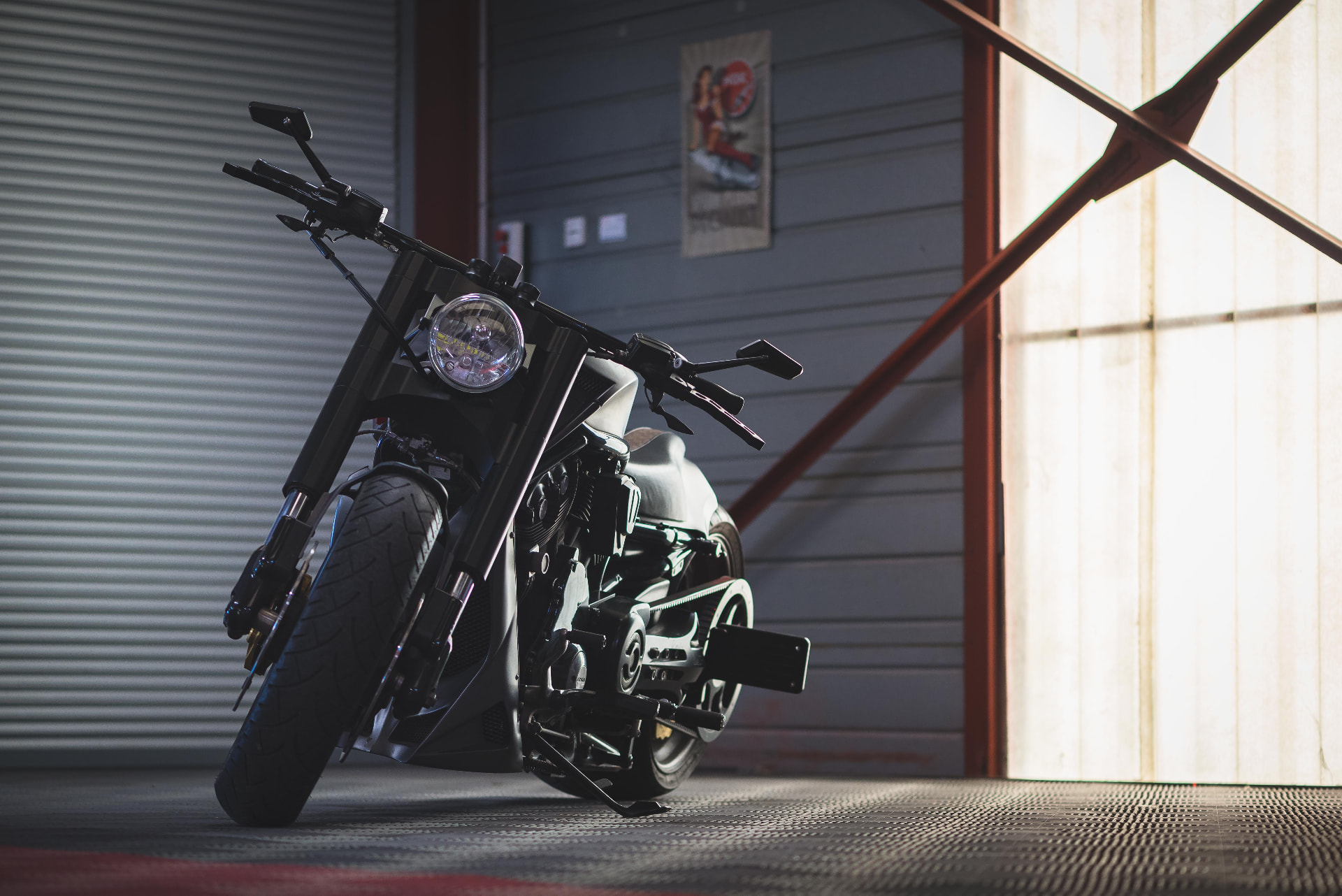 Moto noire personnalisée photographiée dans l'atelier Esprit Auto