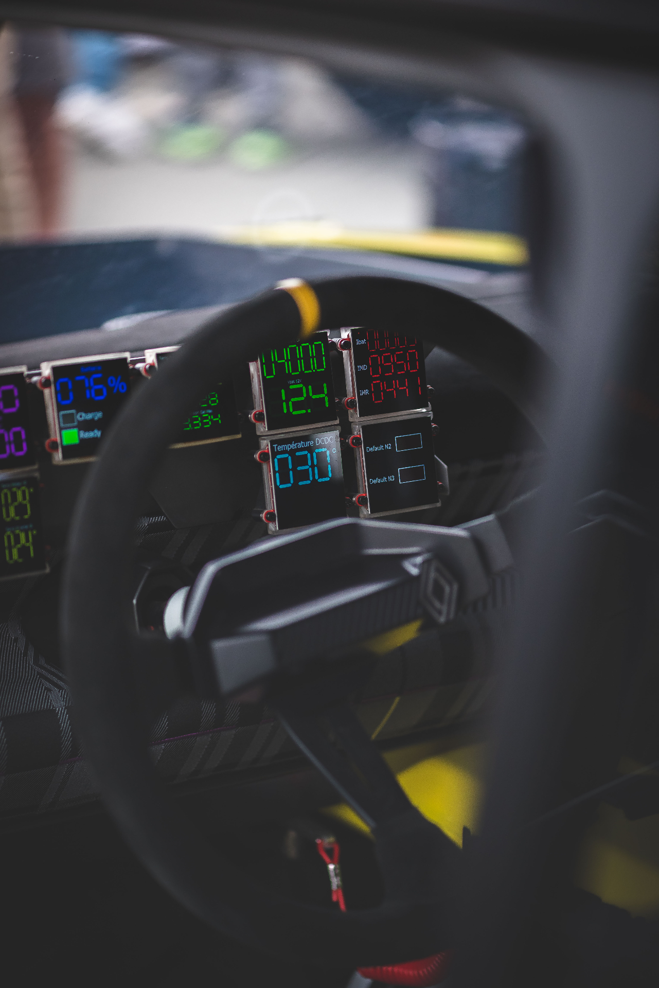 Cockpit de la Renault 5 Turbo 3E vu à travers le volant, écrans de télémétrie