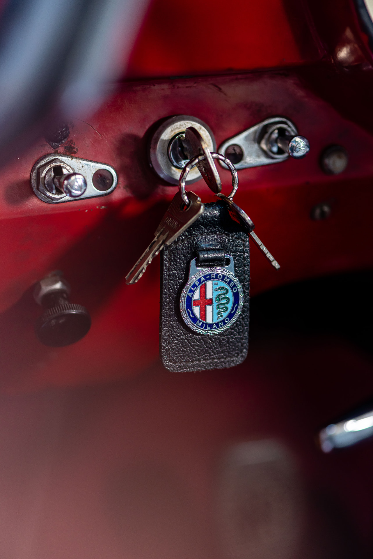 Clés Alfa Romeo dans l'habitacle rouge