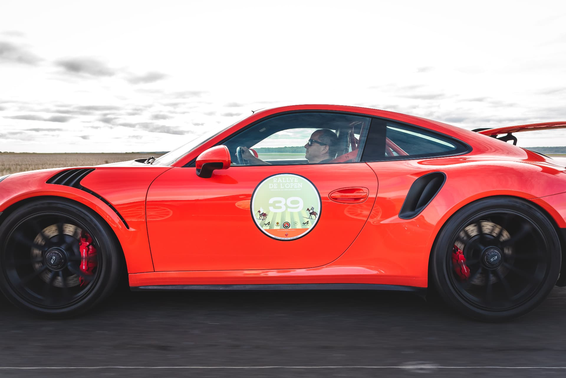 Porsche rouge en mouvement, vue de profil