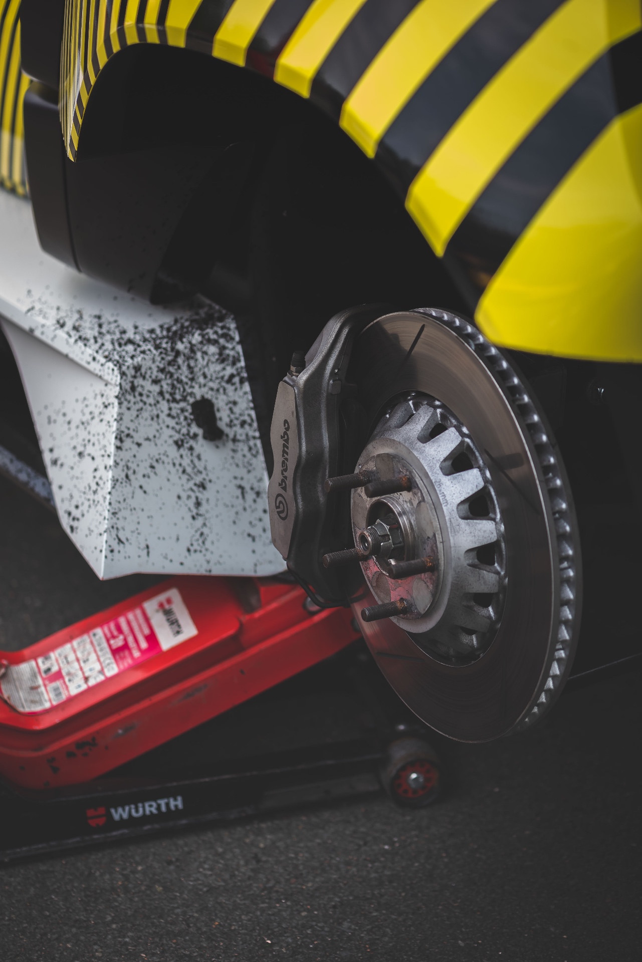 Étrier Brembo sur cric Würth, R5 Turbo 3E soulevée