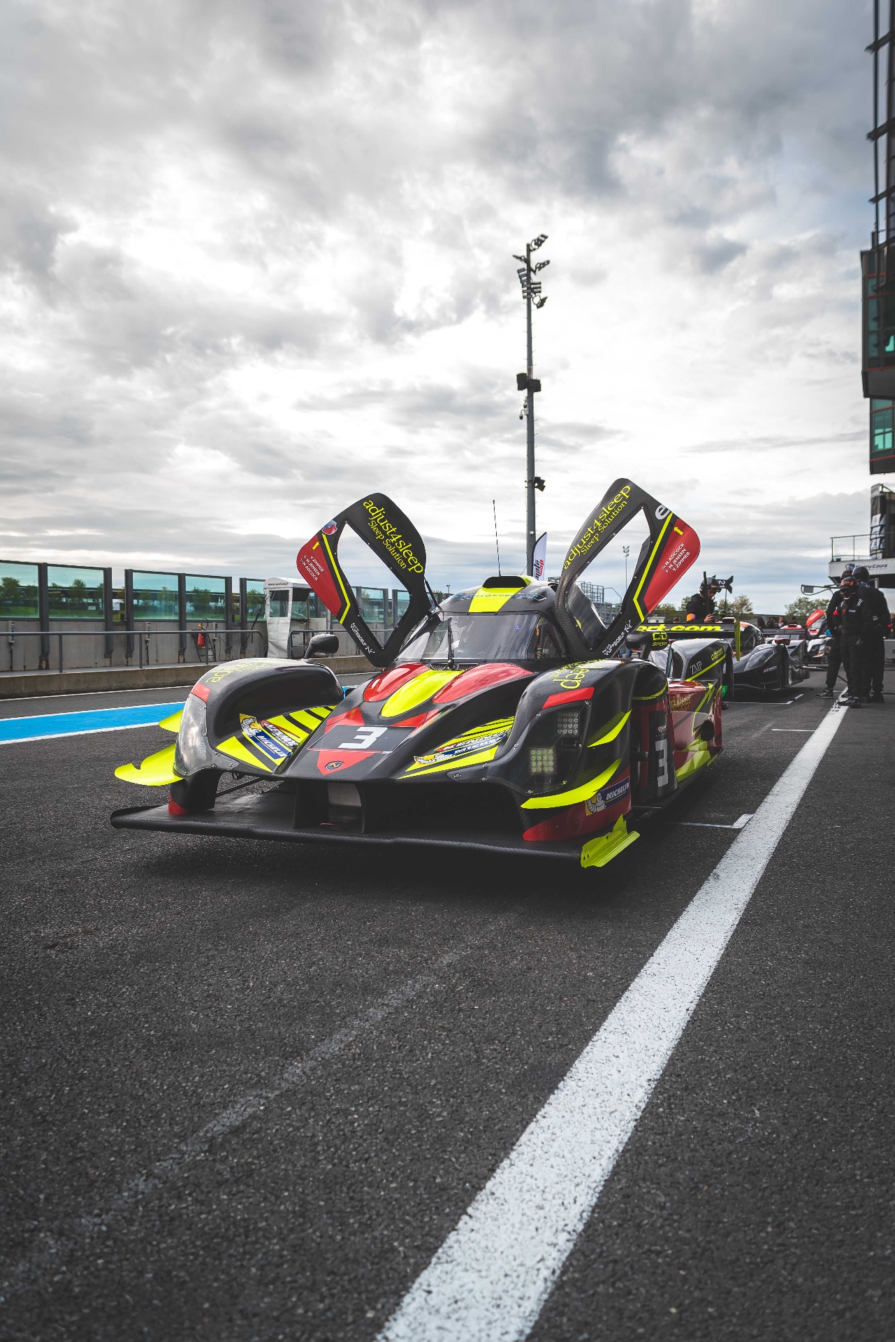 Prototype Ligier n°3 portes ouvertes dans la pitlane de Magny-Cours avant le départ
