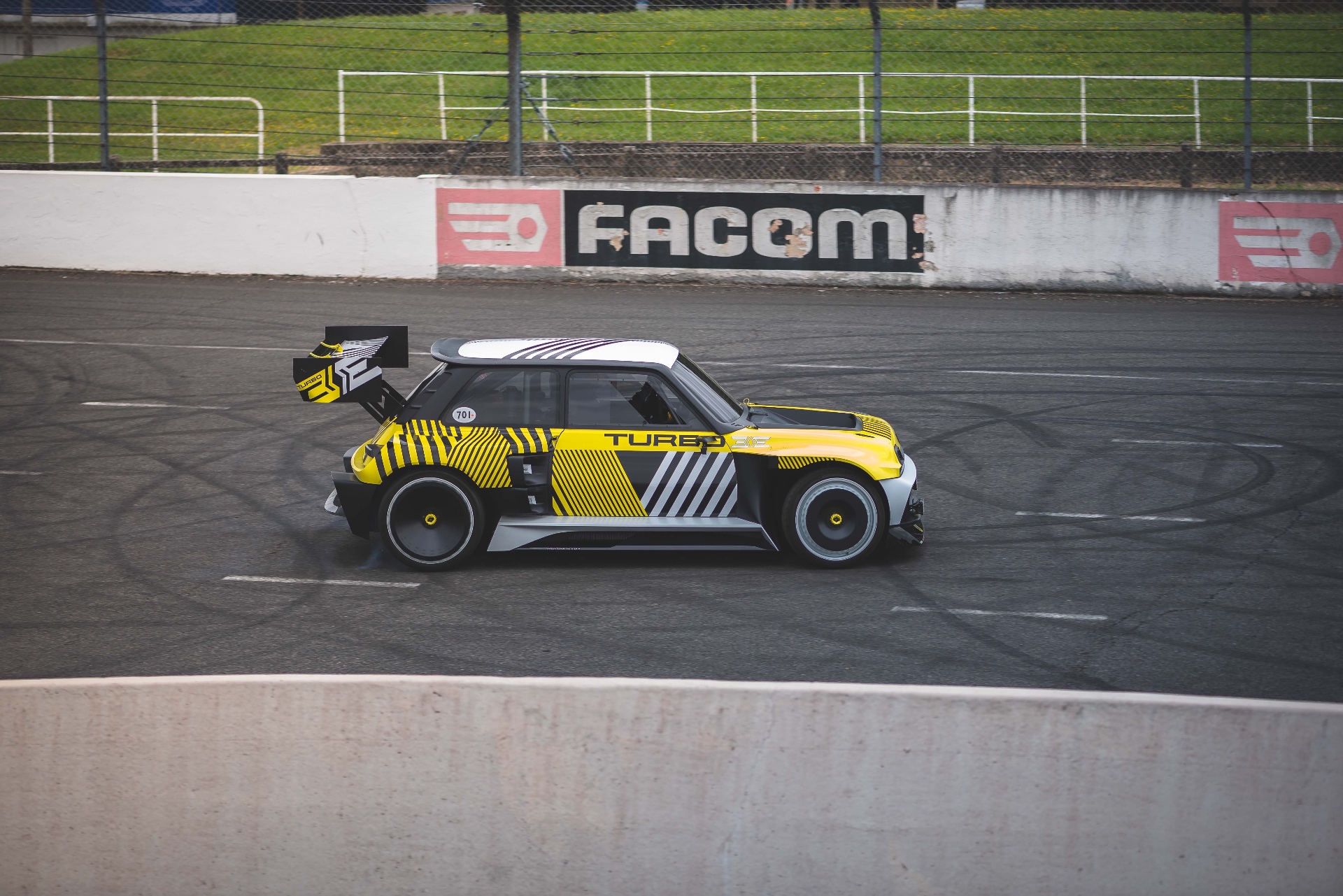 Reportage Losange Passion Montlhéry — Renault 5 Turbo 3E jaune sur piste