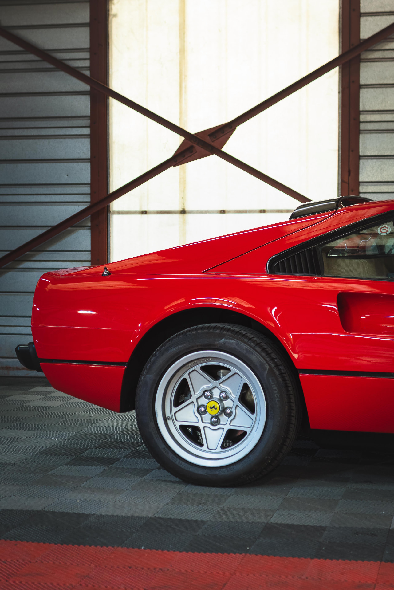 Ferrari 308 rouge photographiée de trois-quarts arrière dans l'atelier Esprit Auto