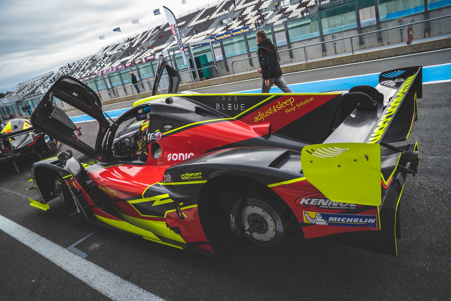 Reportage Yann Zimmer — Ultimate Cup European Series, prototype portes ouvertes en pitlane