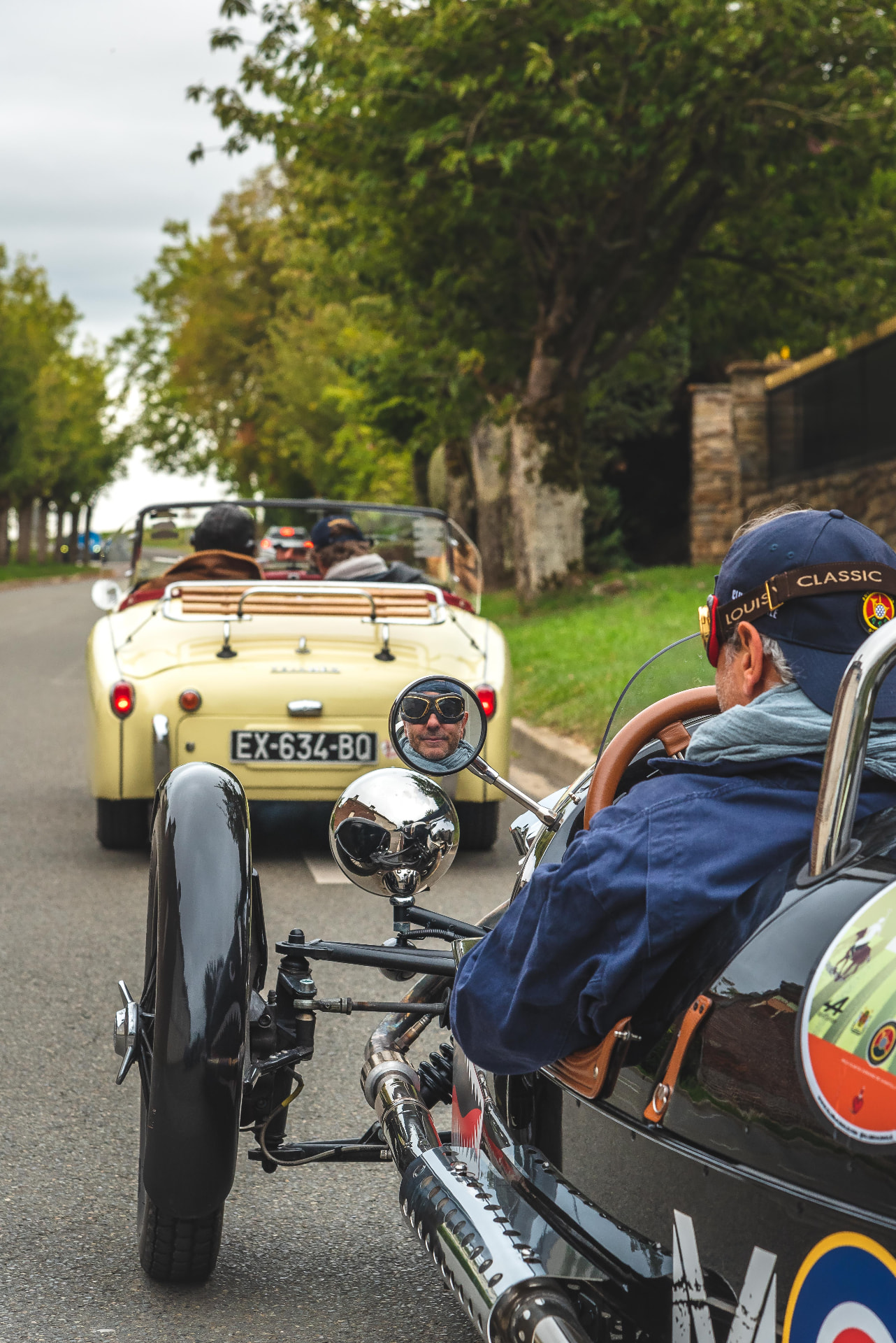Depuis l'habitacle, à la suite d'un roadster crème