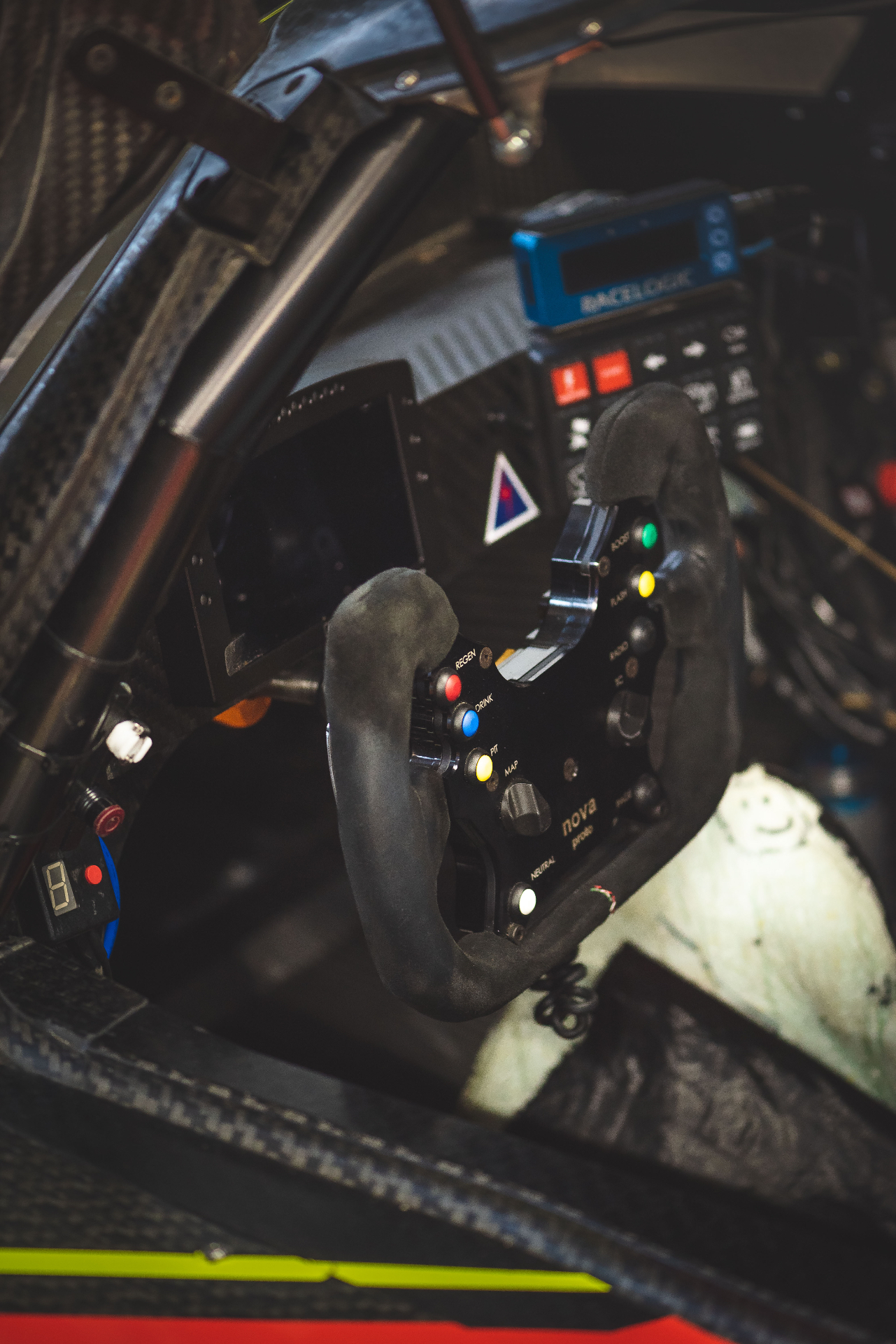 Volant nova proto en alcantara, boutons colorés et écran Racelogic