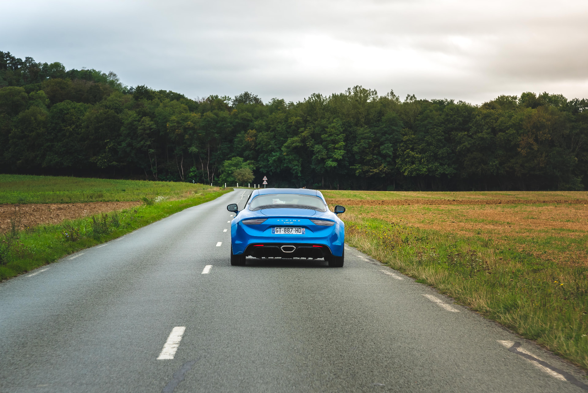 Alpine bleue sur une route de campagne