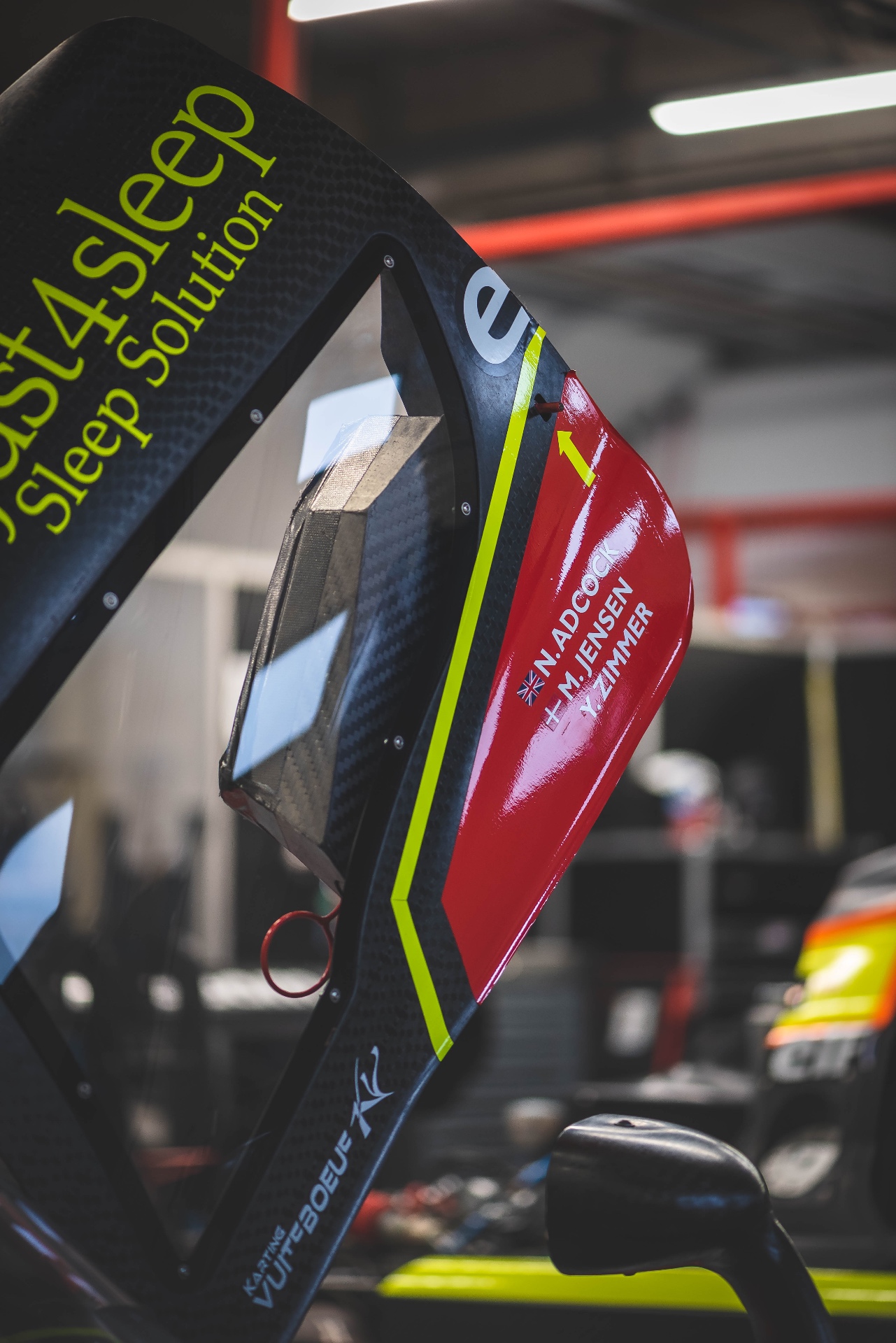 Porte rouge du prototype avec les noms Adcock · Jensen · Zimmer