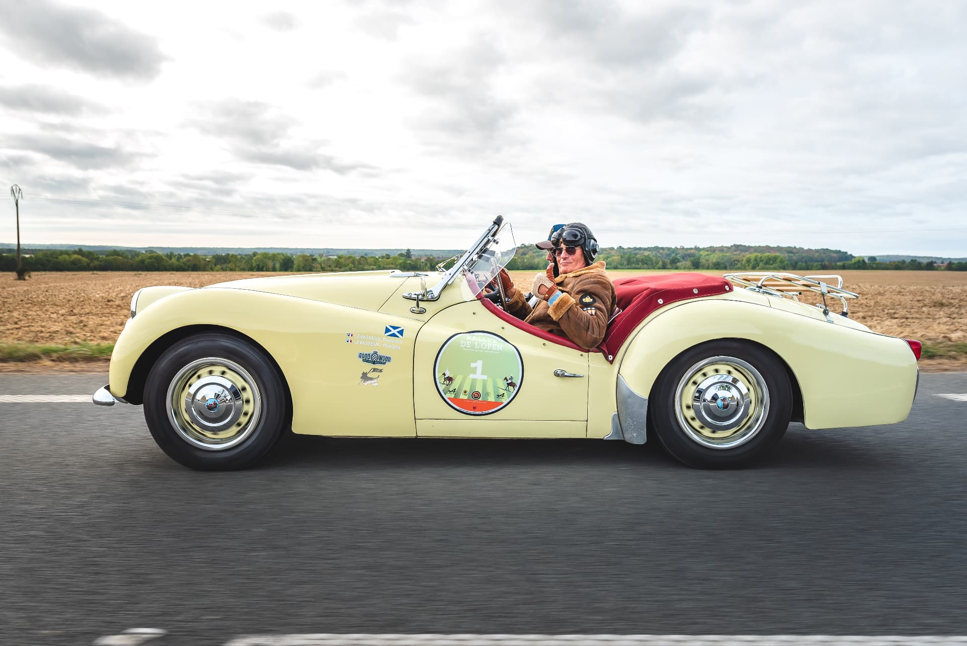Roadster ancien crème en mouvement