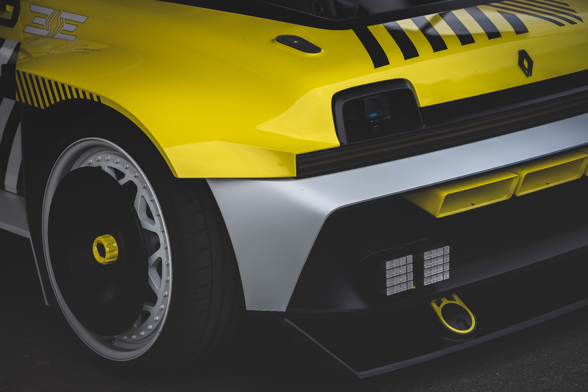 Trois-quarts avant bas de la Renault 5 Turbo 3E jaune, jante et bloc LED