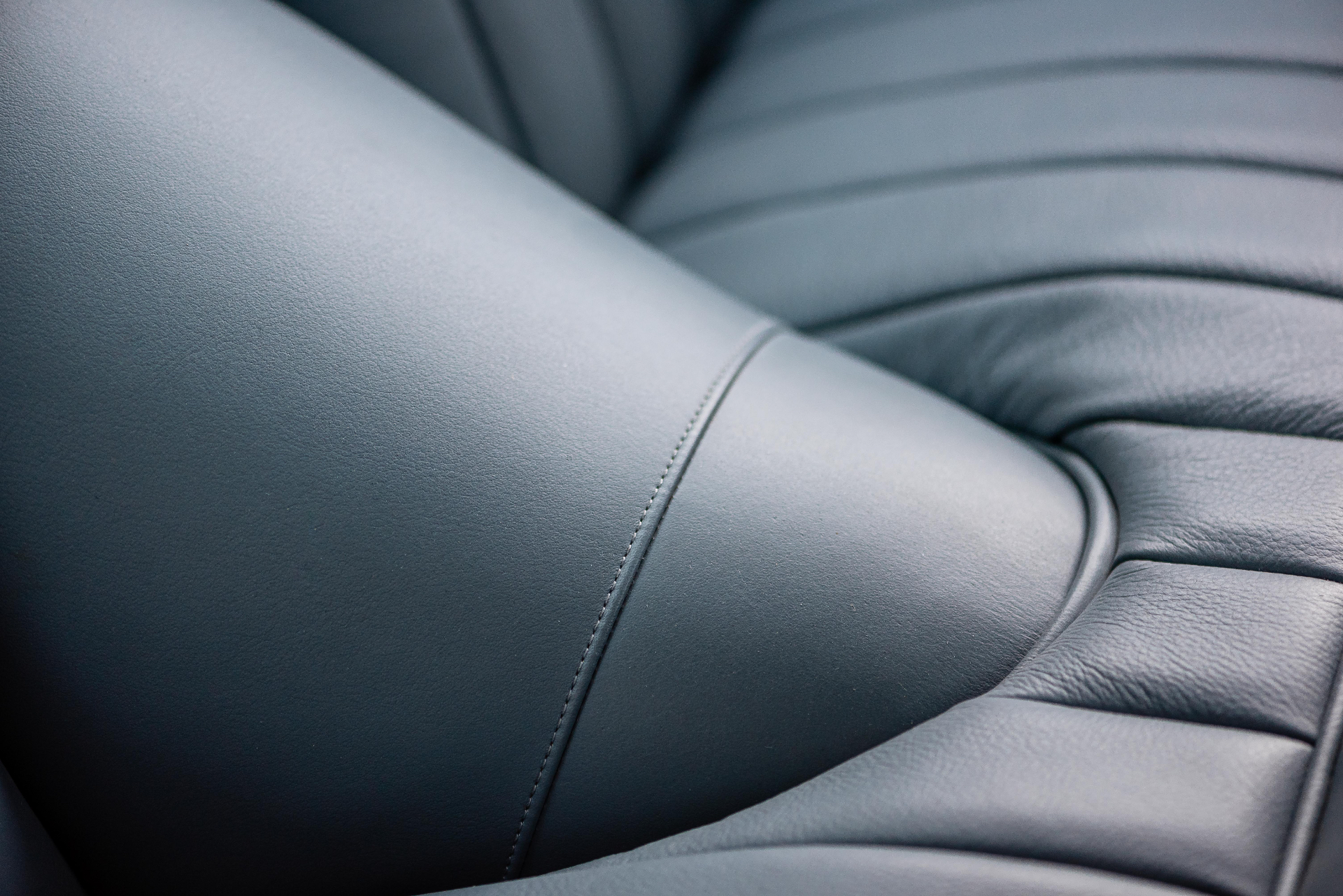 Macro du cuir gris-bleu, coutures fines et plis souples