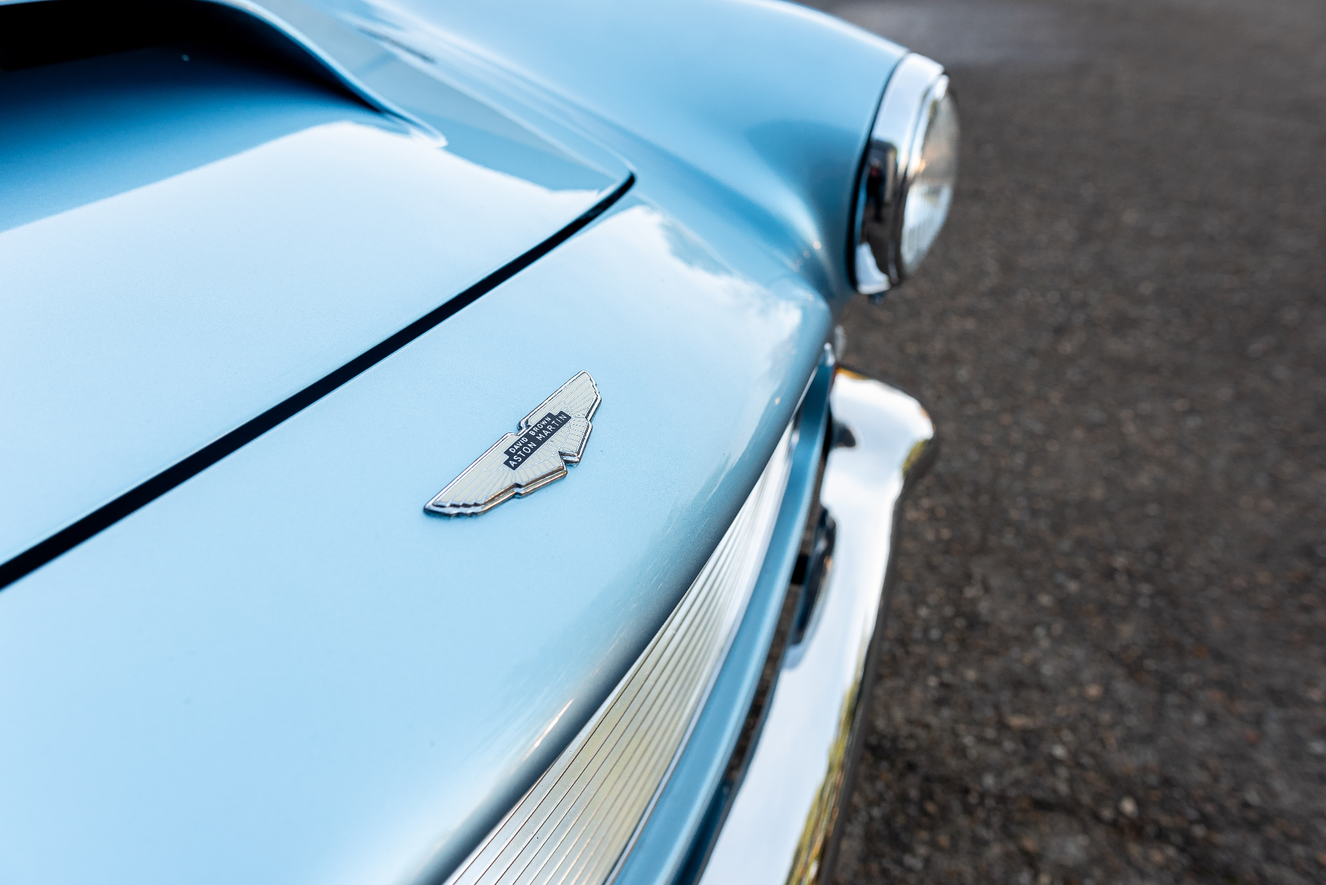 Badge David Brown Aston Martin sur capot bleu ciel