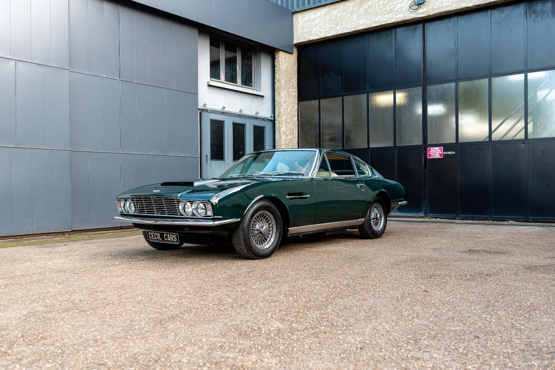 Aston Martin DBS vert British Racing Green, vue avant trois-quarts devant atelier