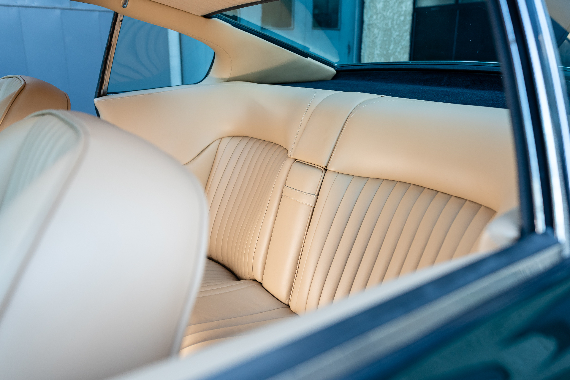 Banquette arrière cuir crème de l'Aston Martin DBS, plis verticaux