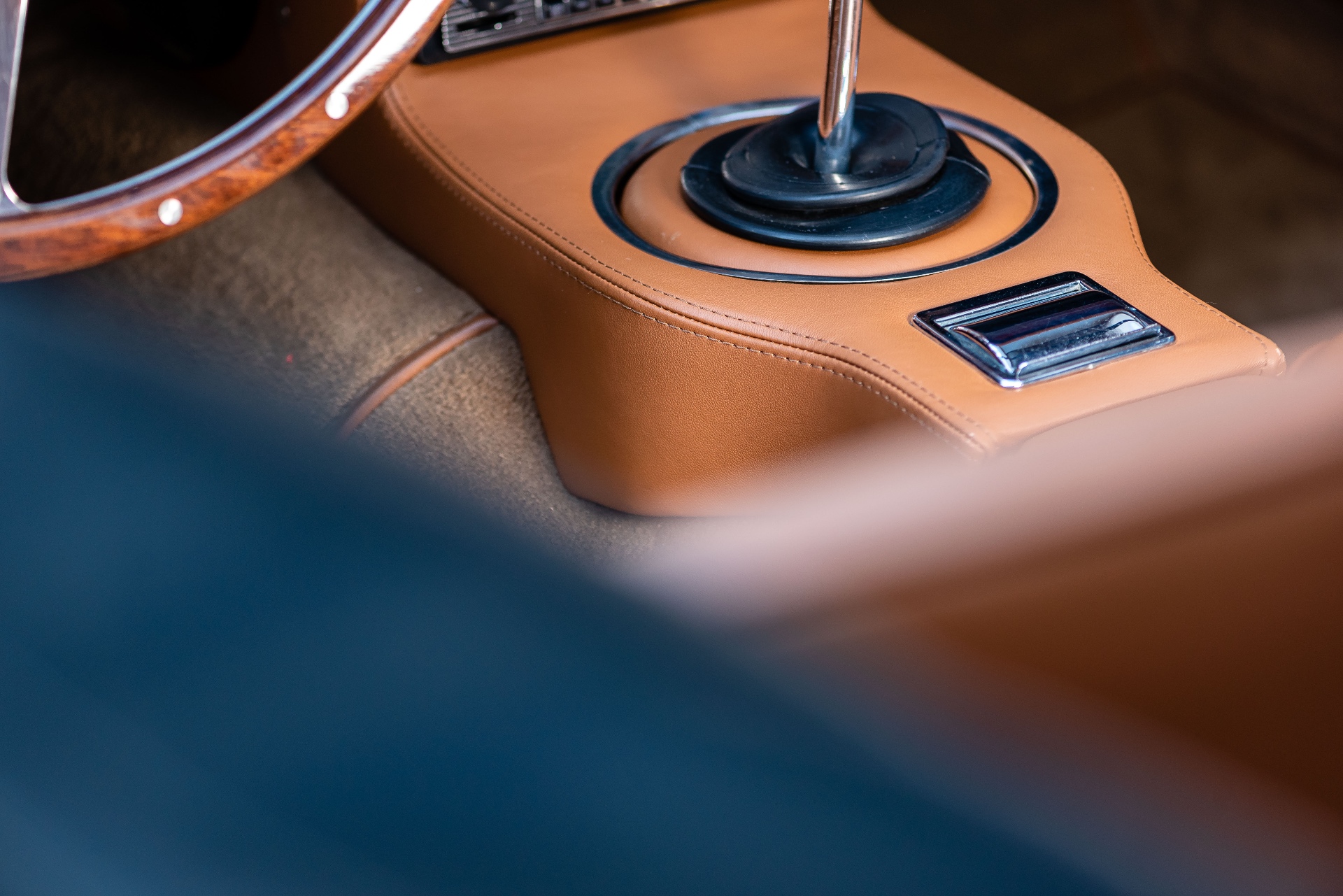 Console centrale et levier de vitesse, cuir cognac
