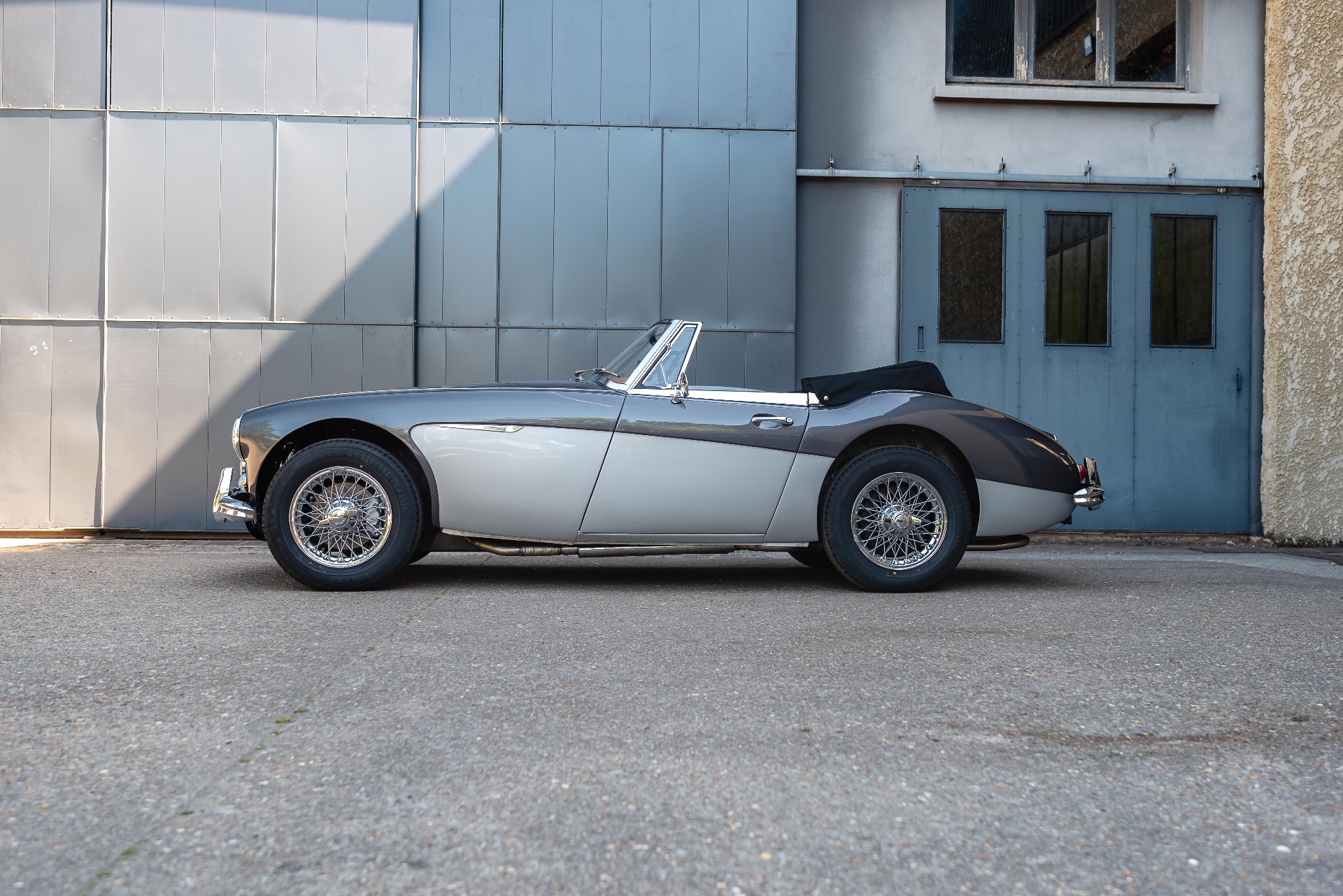 Austin-Healey 3000, profil complet devant atelier