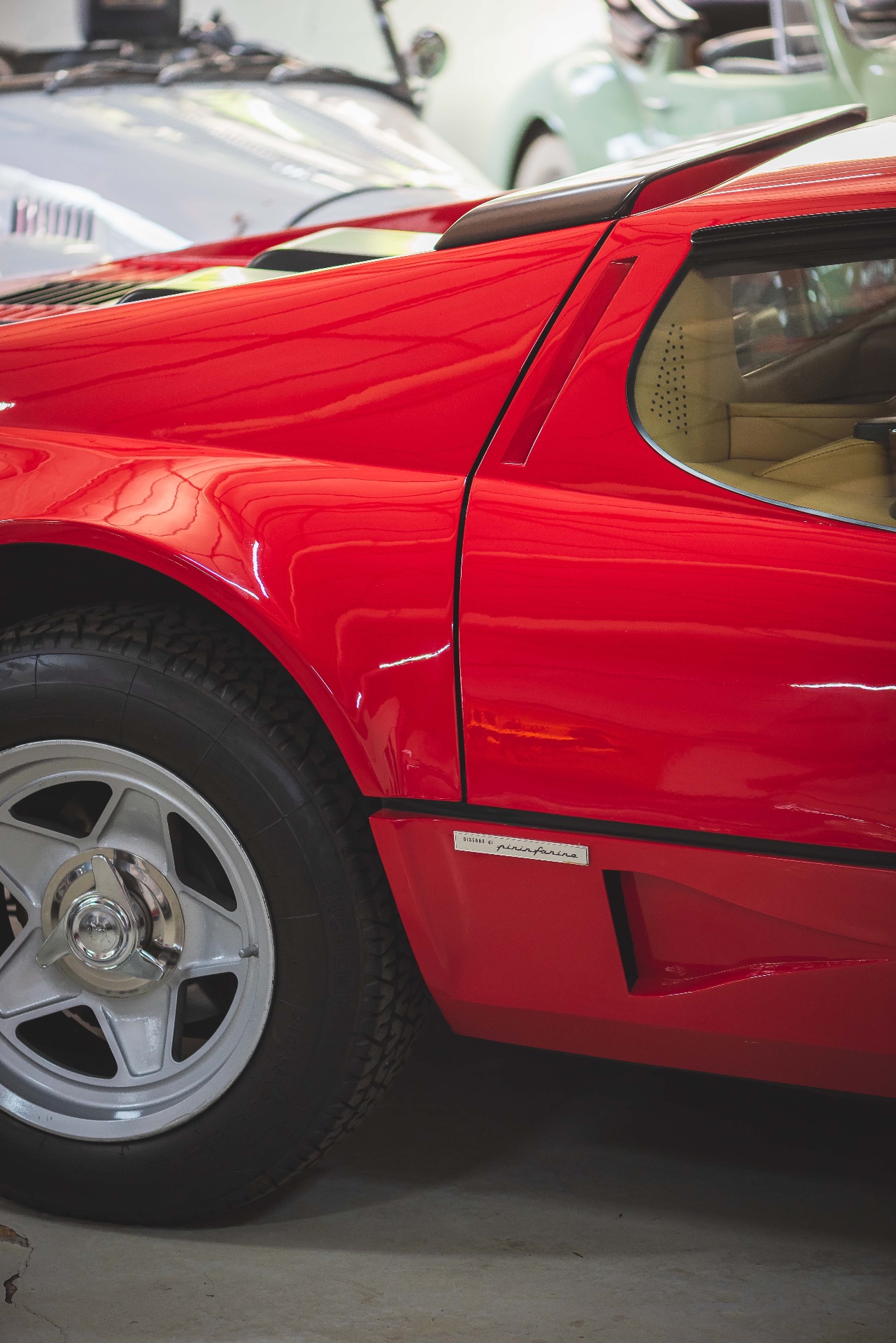 Ferrari rouge Pininfarina dans l'atelier Cecil Cars, jante étoile chromée