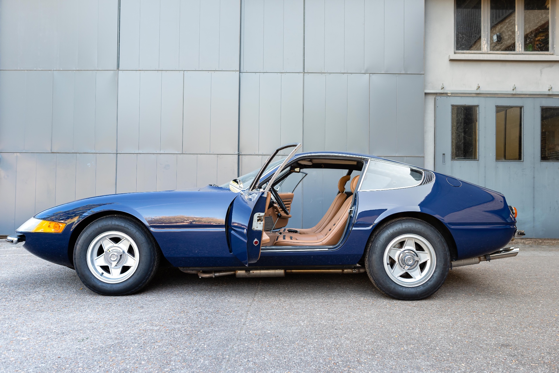 Ferrari Daytona bleu nuit, portière ouverte