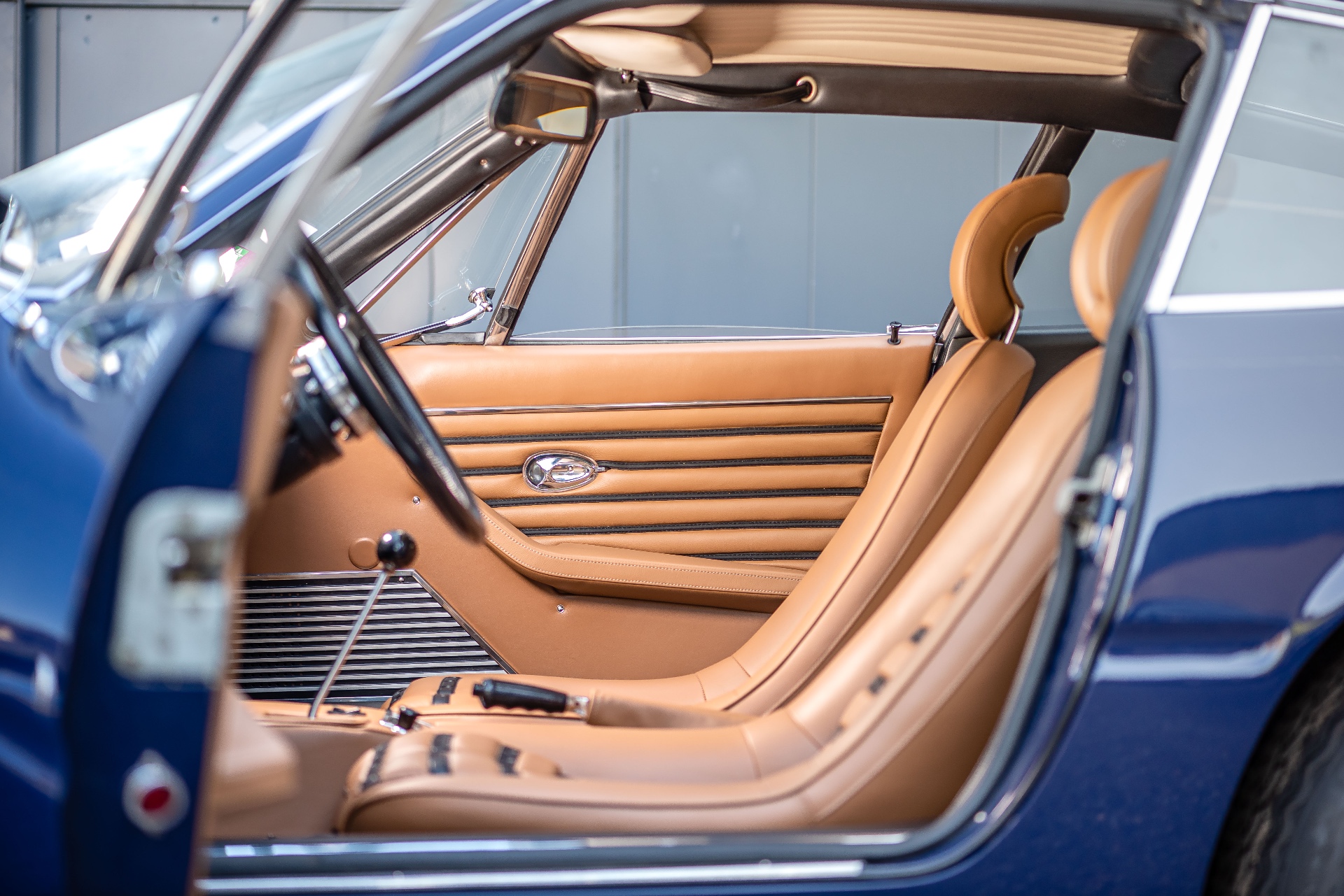Vue intérieure Ferrari Daytona, portière ouverte, deux sièges cuir cognac