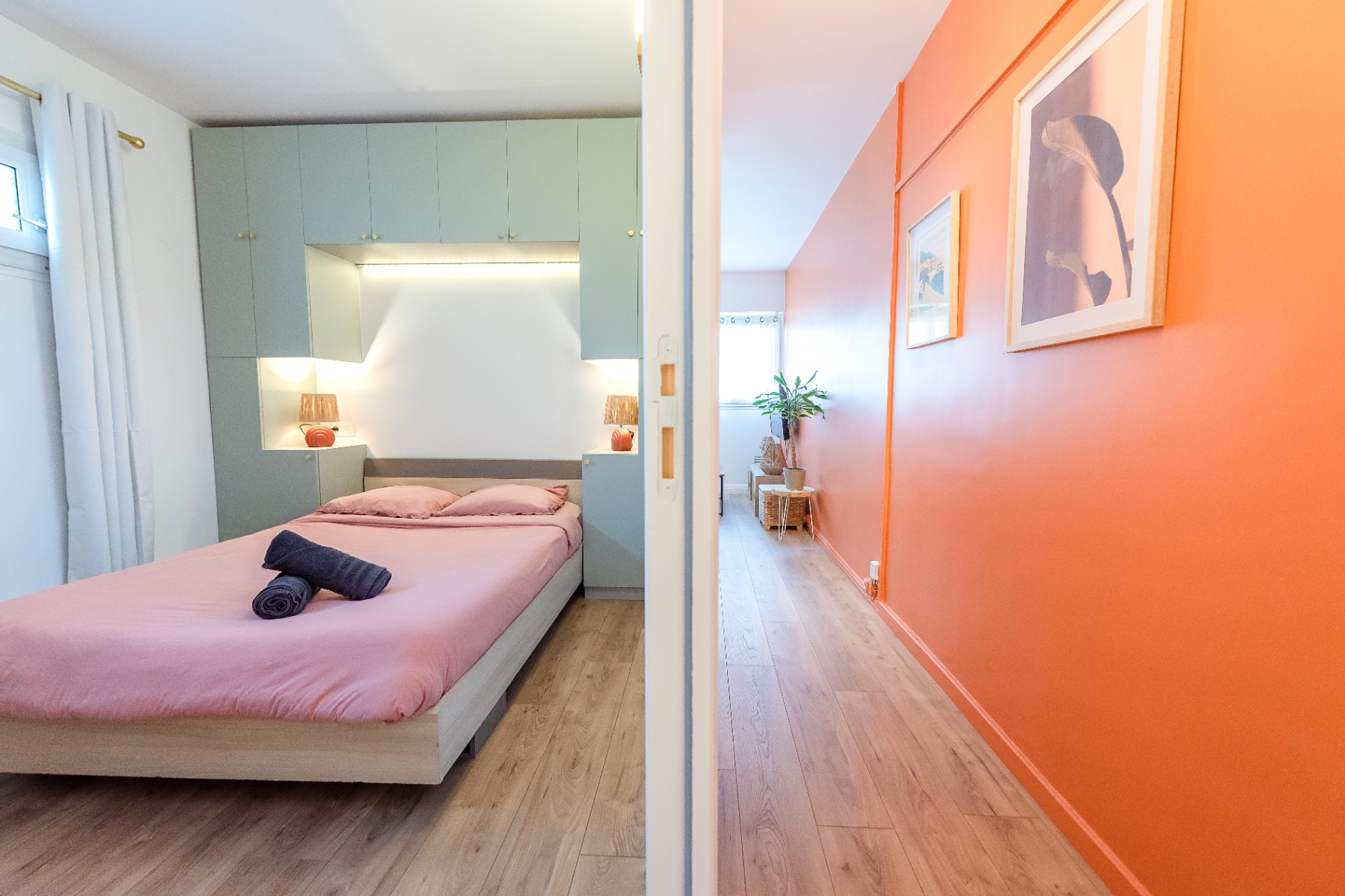 Chambre pastel et couloir orange — composition cinématographique de la lumière domestique