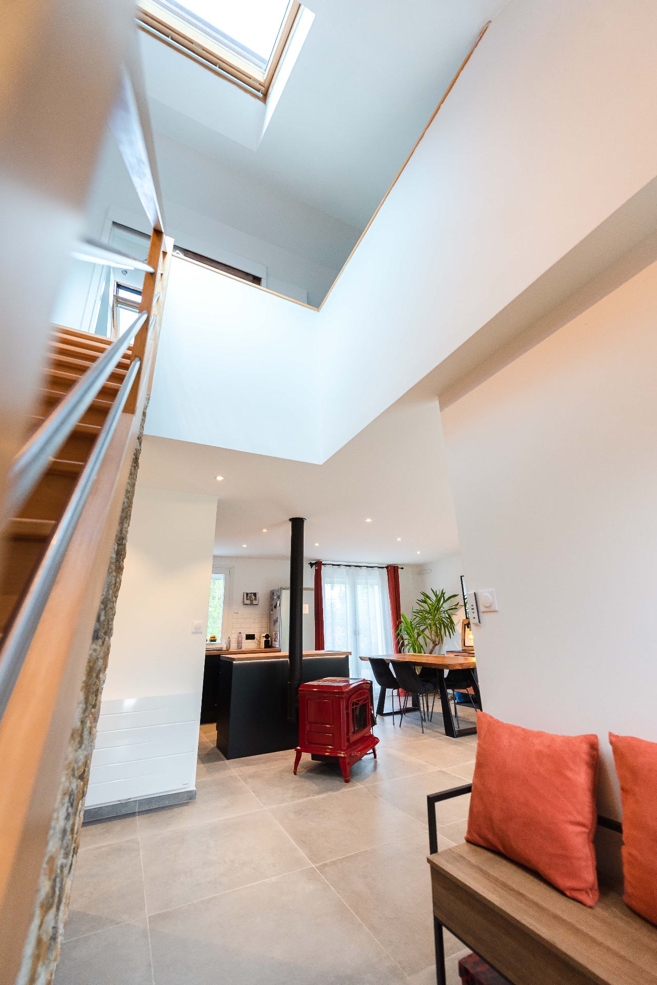 Escalier, double hauteur, lumière zénithale, coussins orange