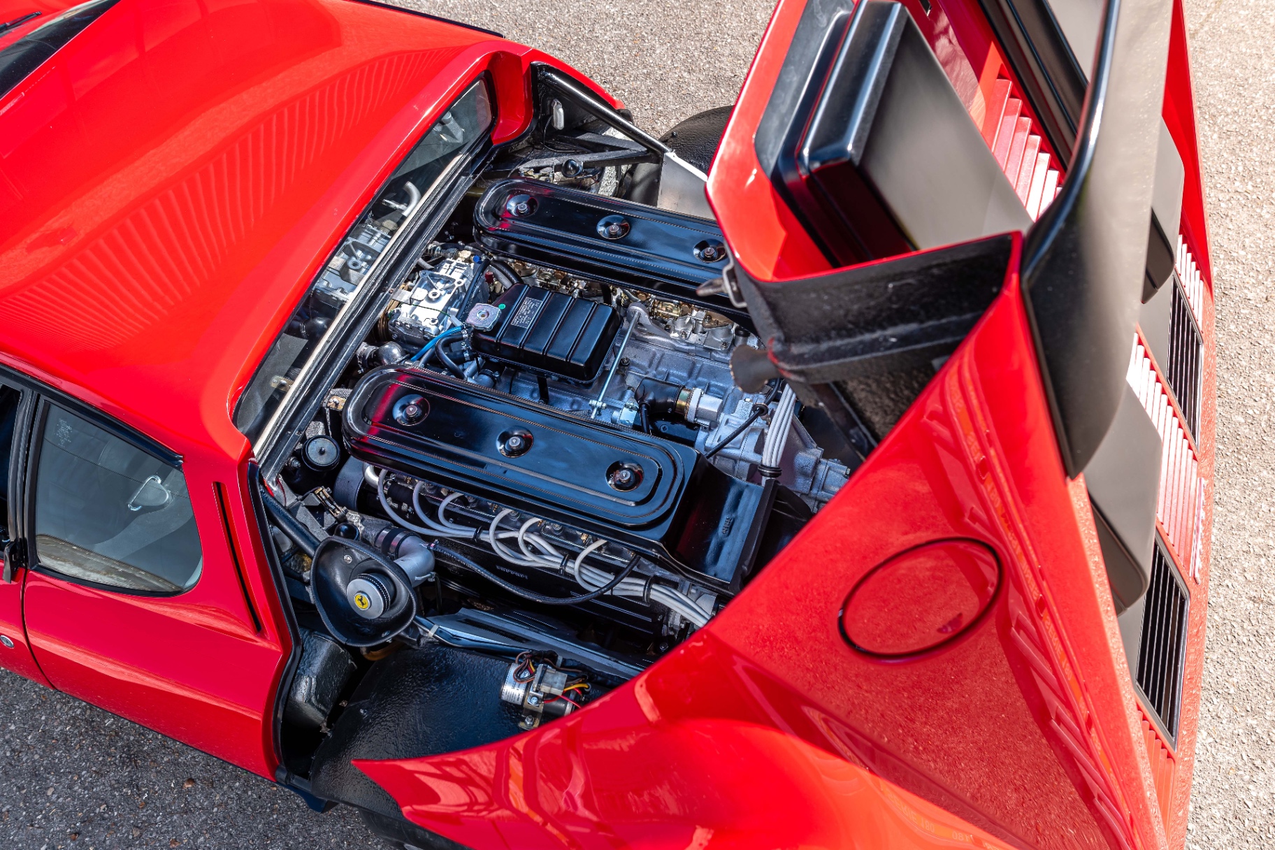 Ferrari BB512 — capot moteur ouvert, mécanique douze cylindres à plat