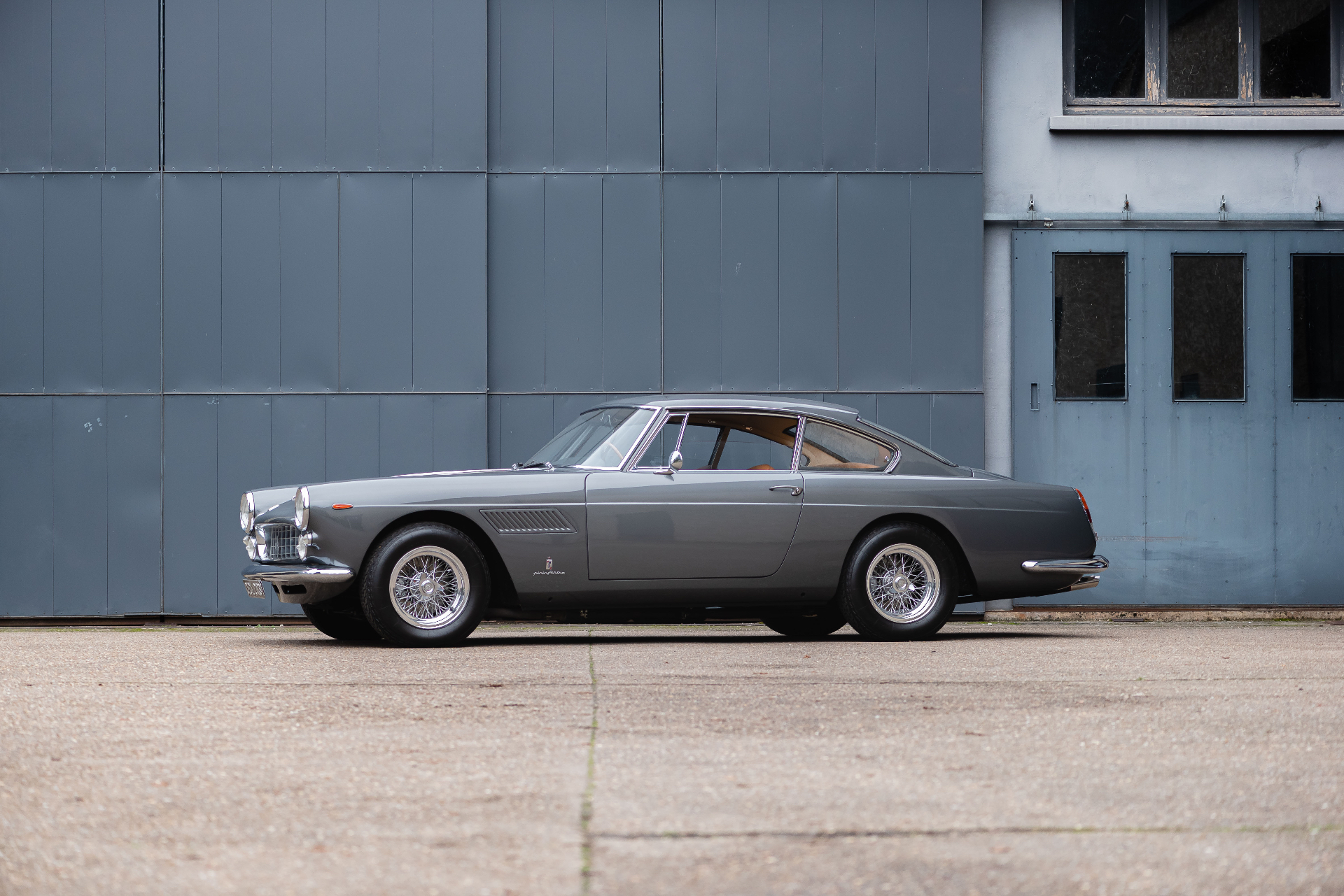 Ferrari 250 GTE, profil latéral