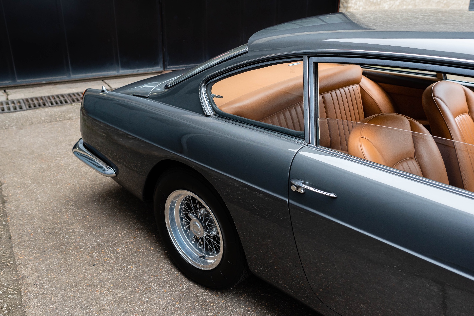 Ferrari 250 GTE, vue arrière trois-quarts, intérieur cuir camel