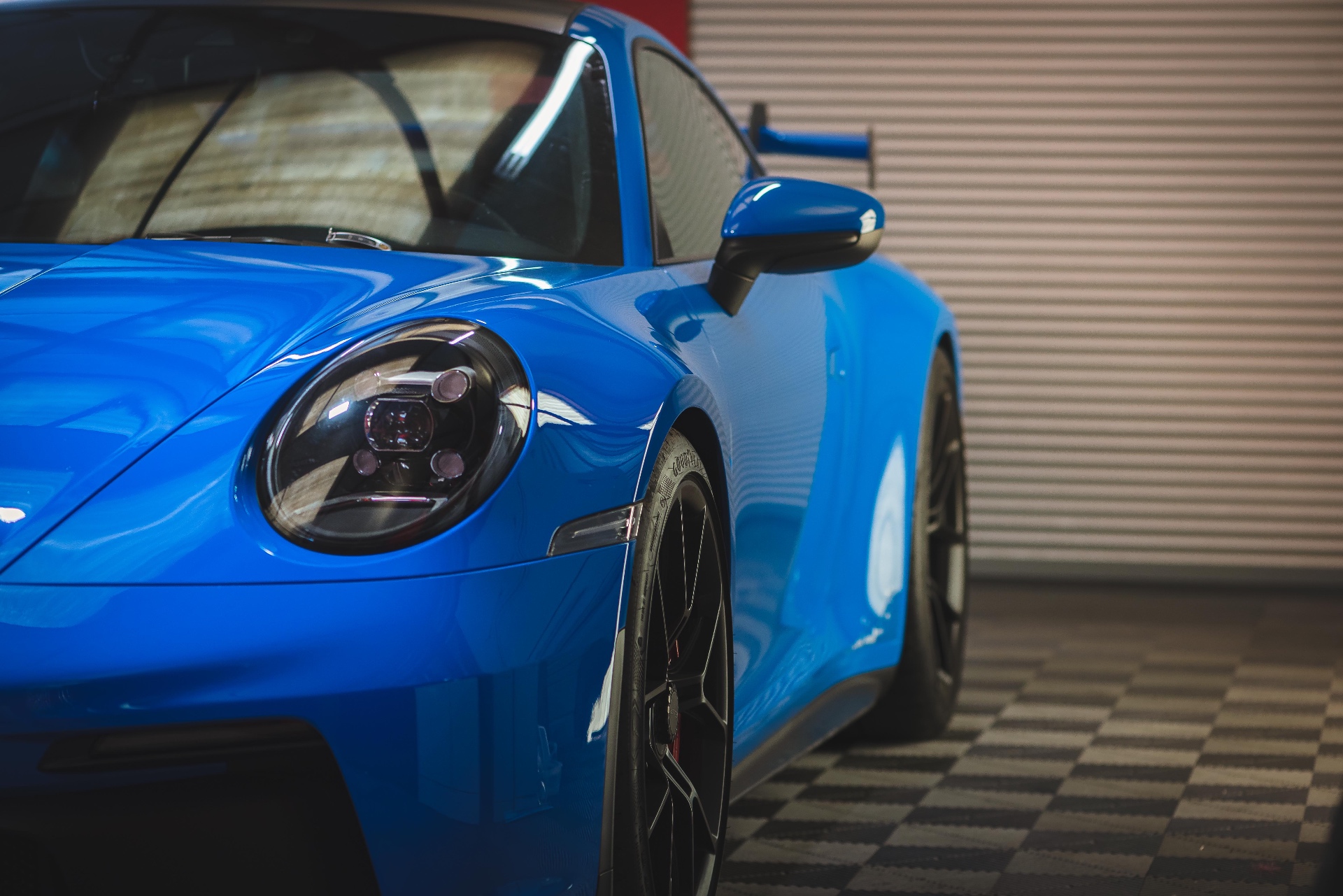 Reportage GT3 — débosselage sans peinture sur Porsche 911 GT3 bleue
